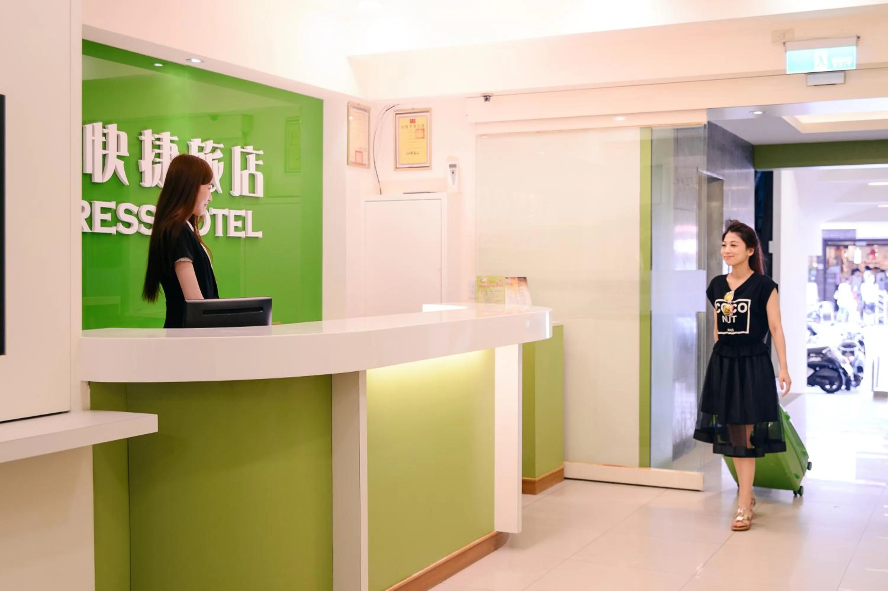 Staff in KIWI-Taichung Station Branch 1