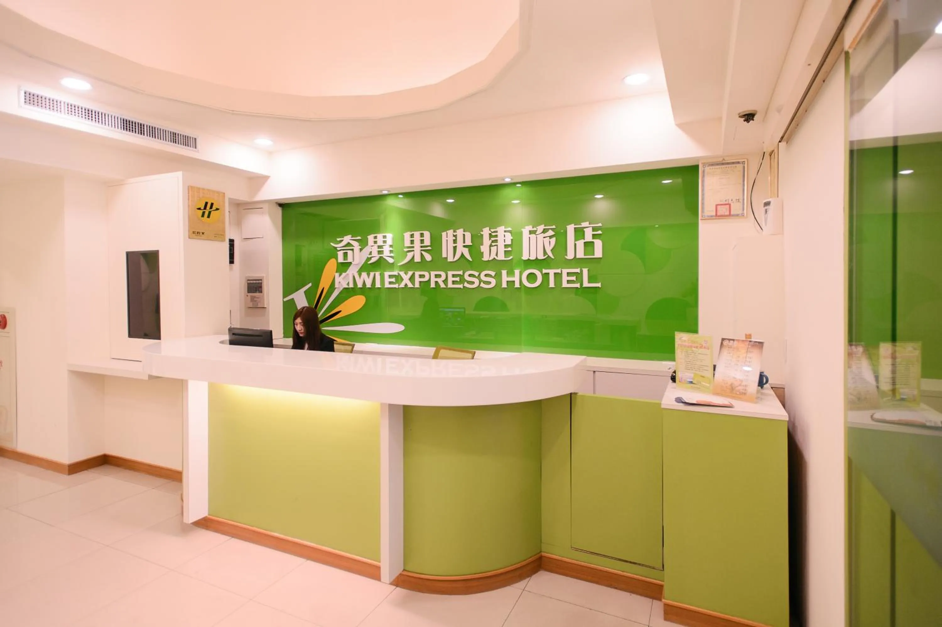 Staff in KIWI-Taichung Station Branch 1