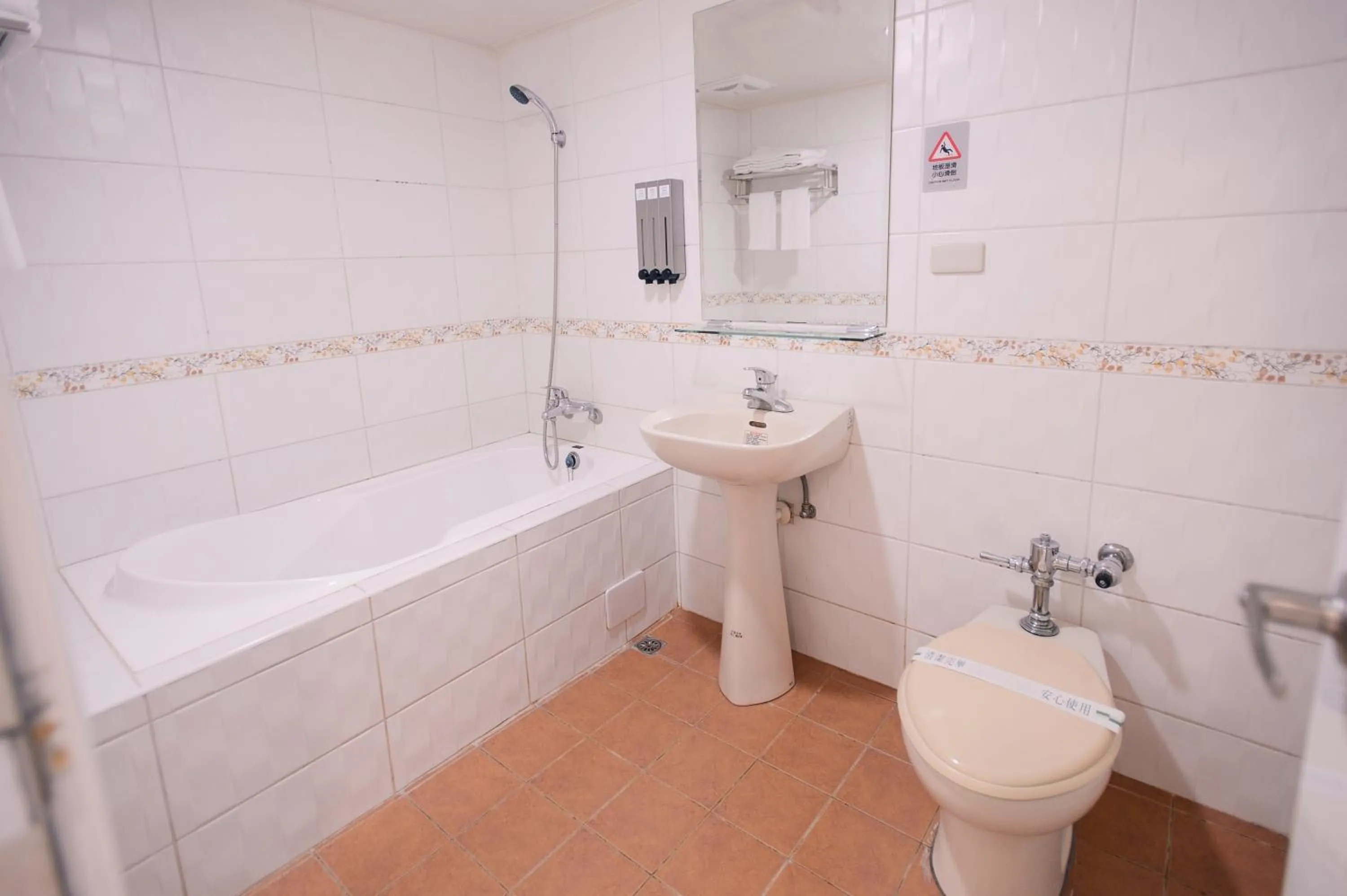 Bathroom in KIWI-Taichung Station Branch 1