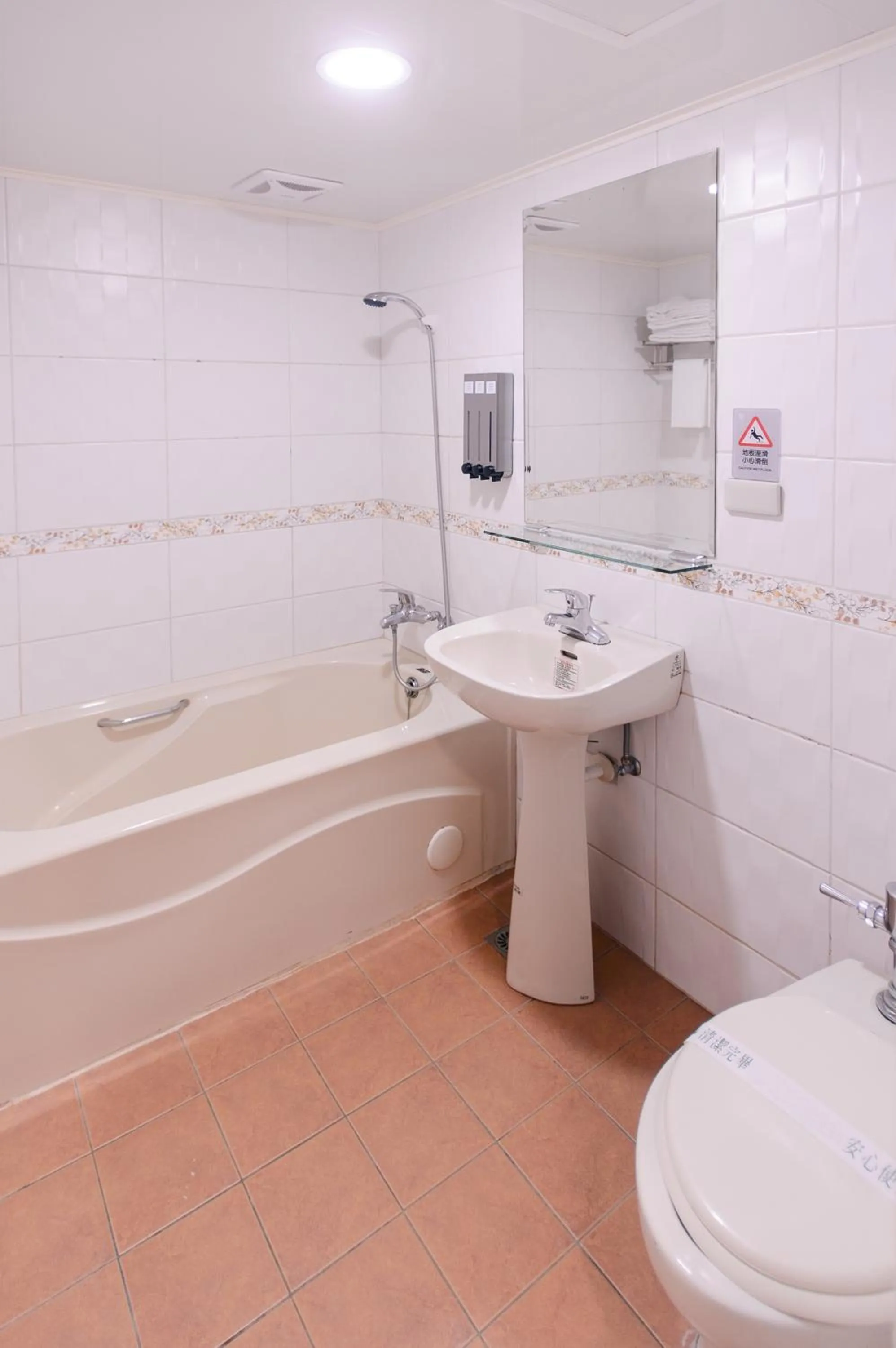 Bathroom in KIWI-Taichung Station Branch 1