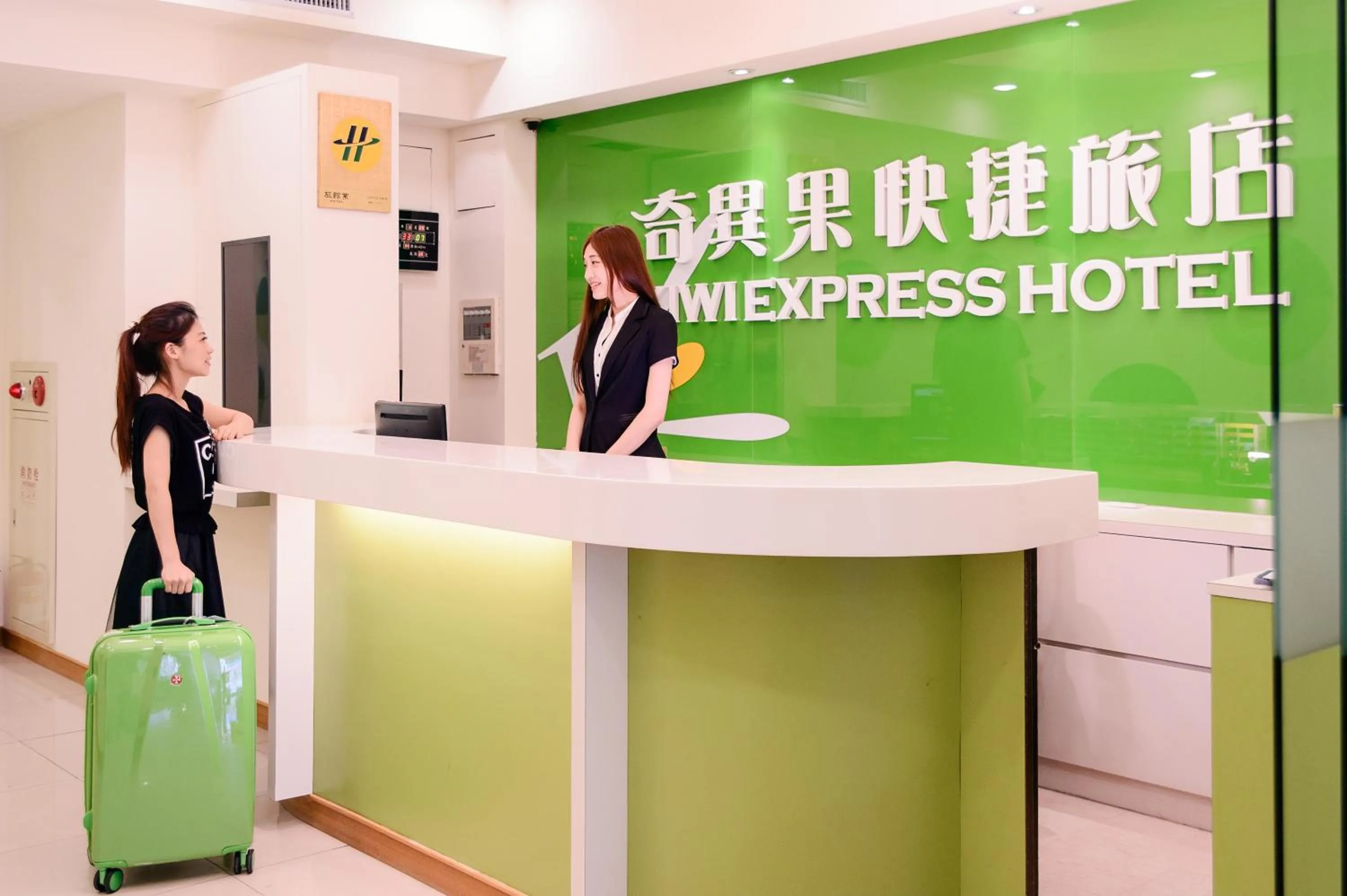 Staff in KIWI-Taichung Station Branch 1