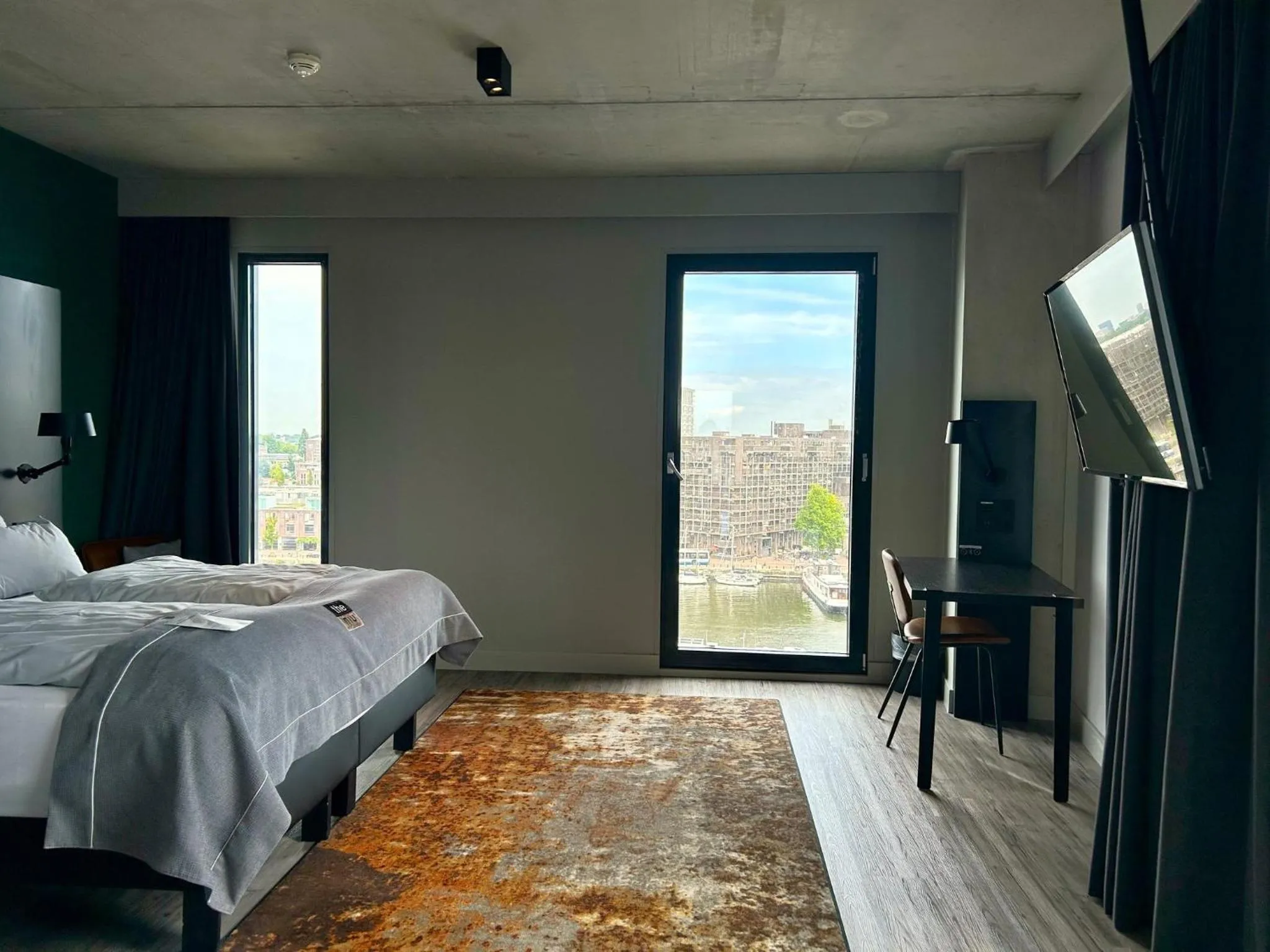 Photo of the whole room, Bed in Holiday Inn - the niu, Fender Amsterdam