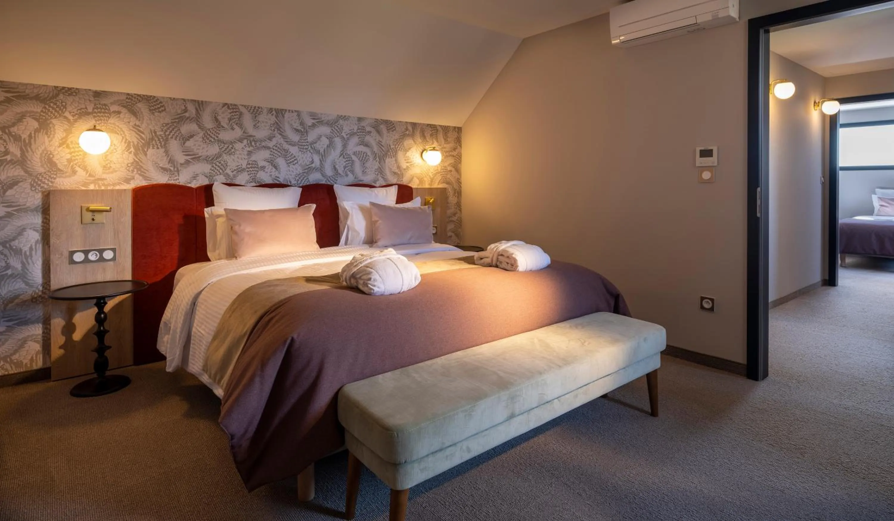 Photo of the whole room, Bed in James Vignoble Hôtel, Eguisheim