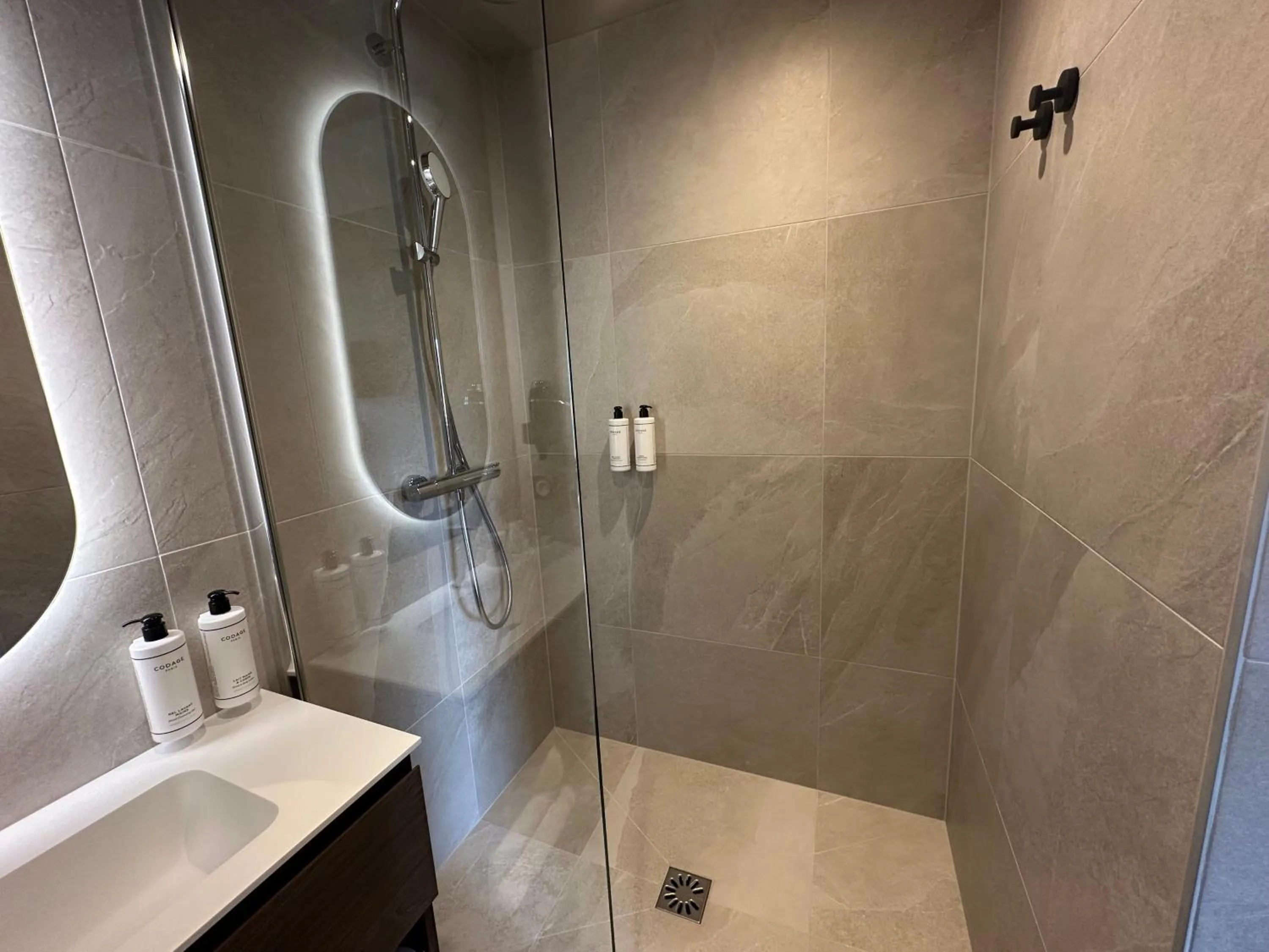 Shower in James Vignoble Hôtel, Eguisheim