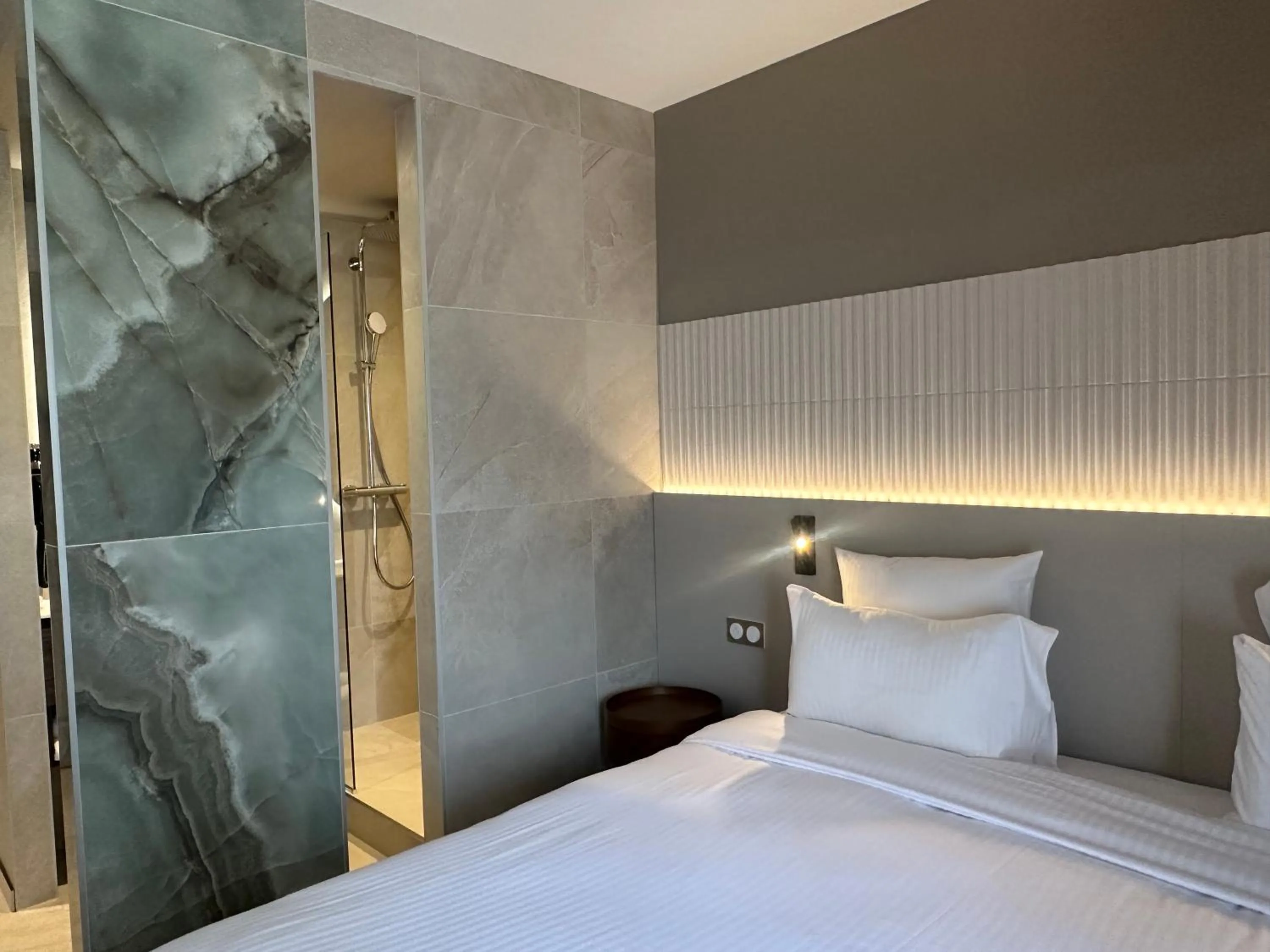 Shower, Bed in James Vignoble Hôtel, Eguisheim