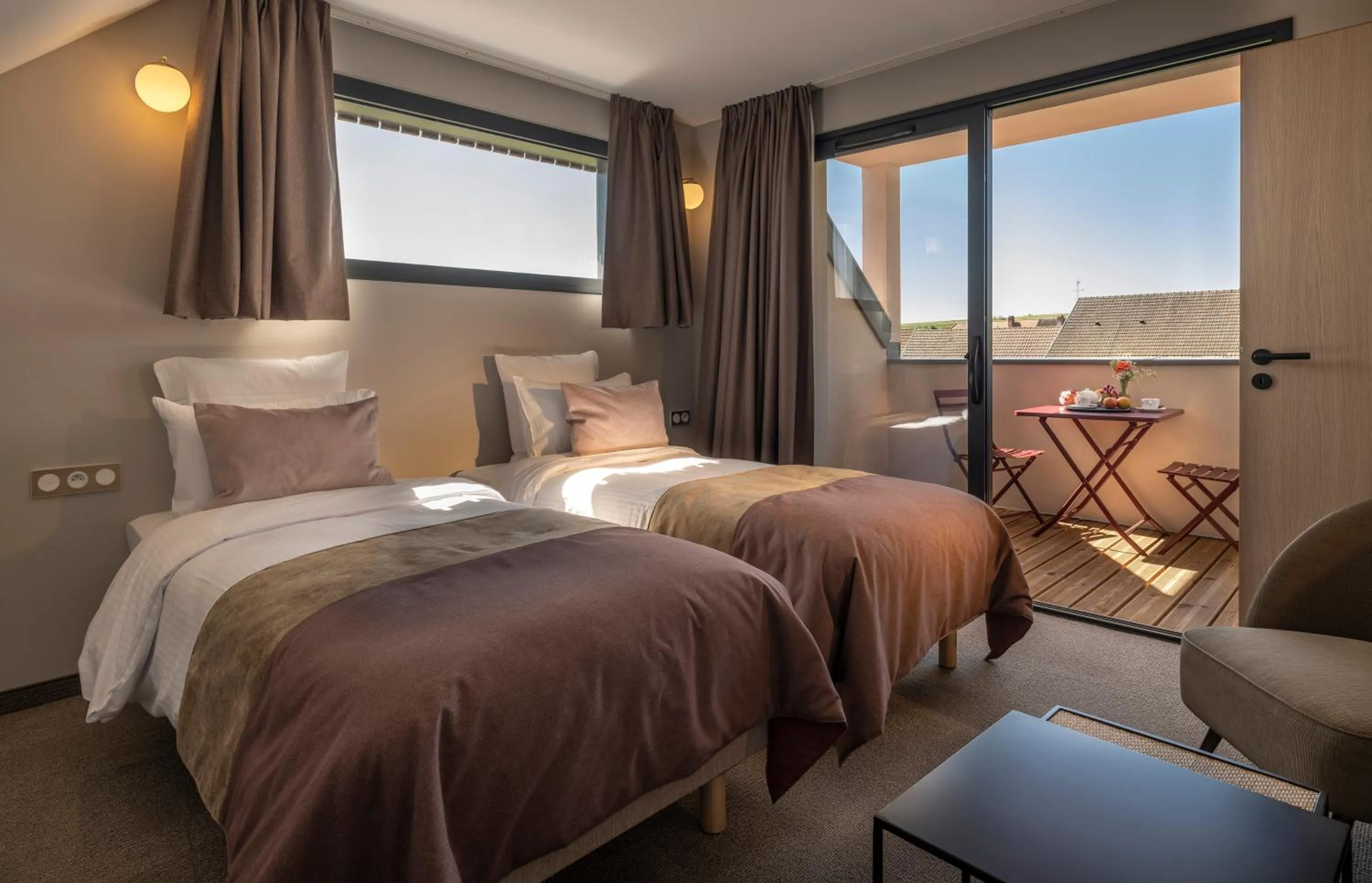 Balcony/Terrace, Bed in James Vignoble Hôtel, Eguisheim