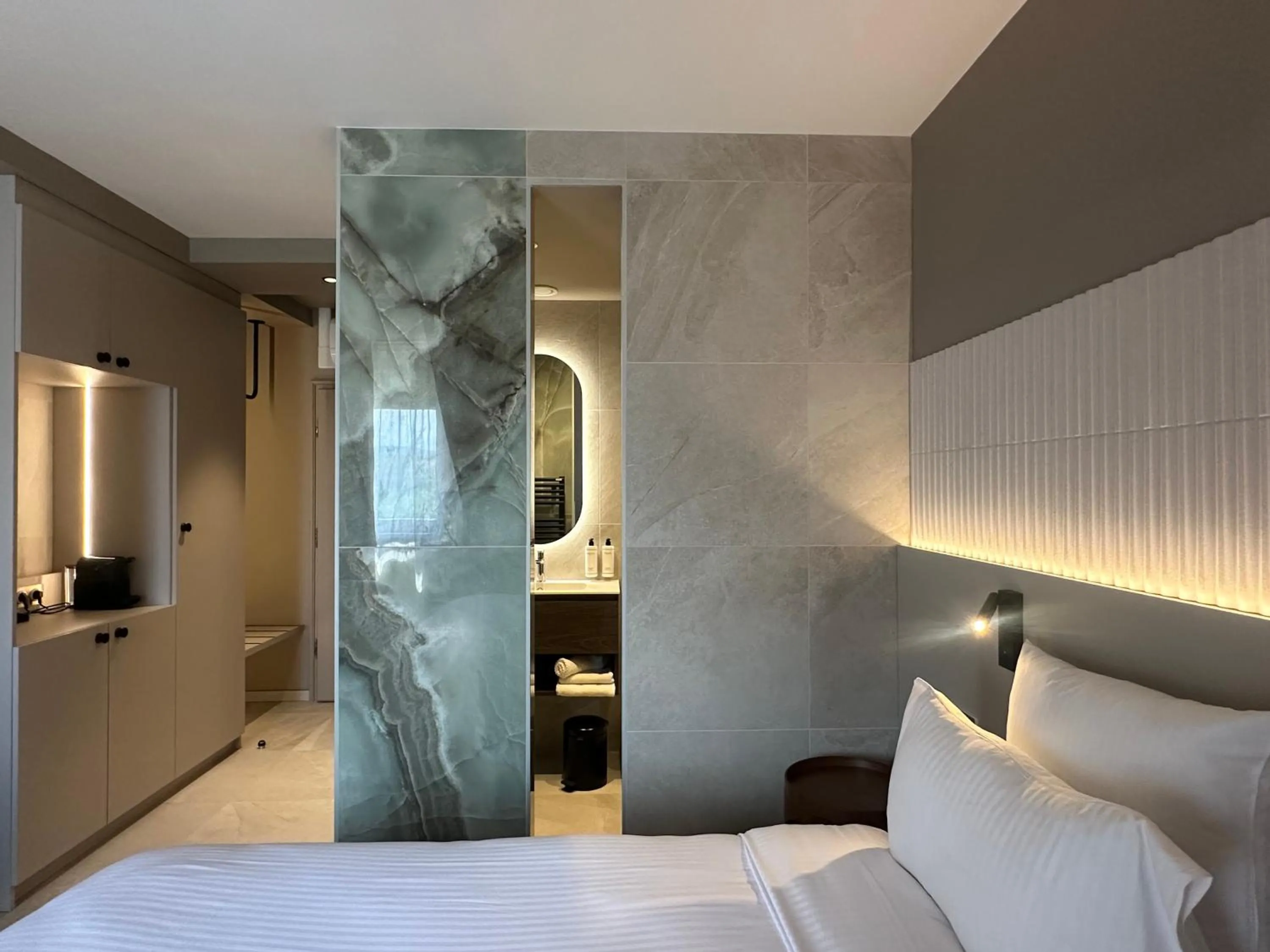 Bedroom, Bed in James Vignoble Hôtel, Eguisheim