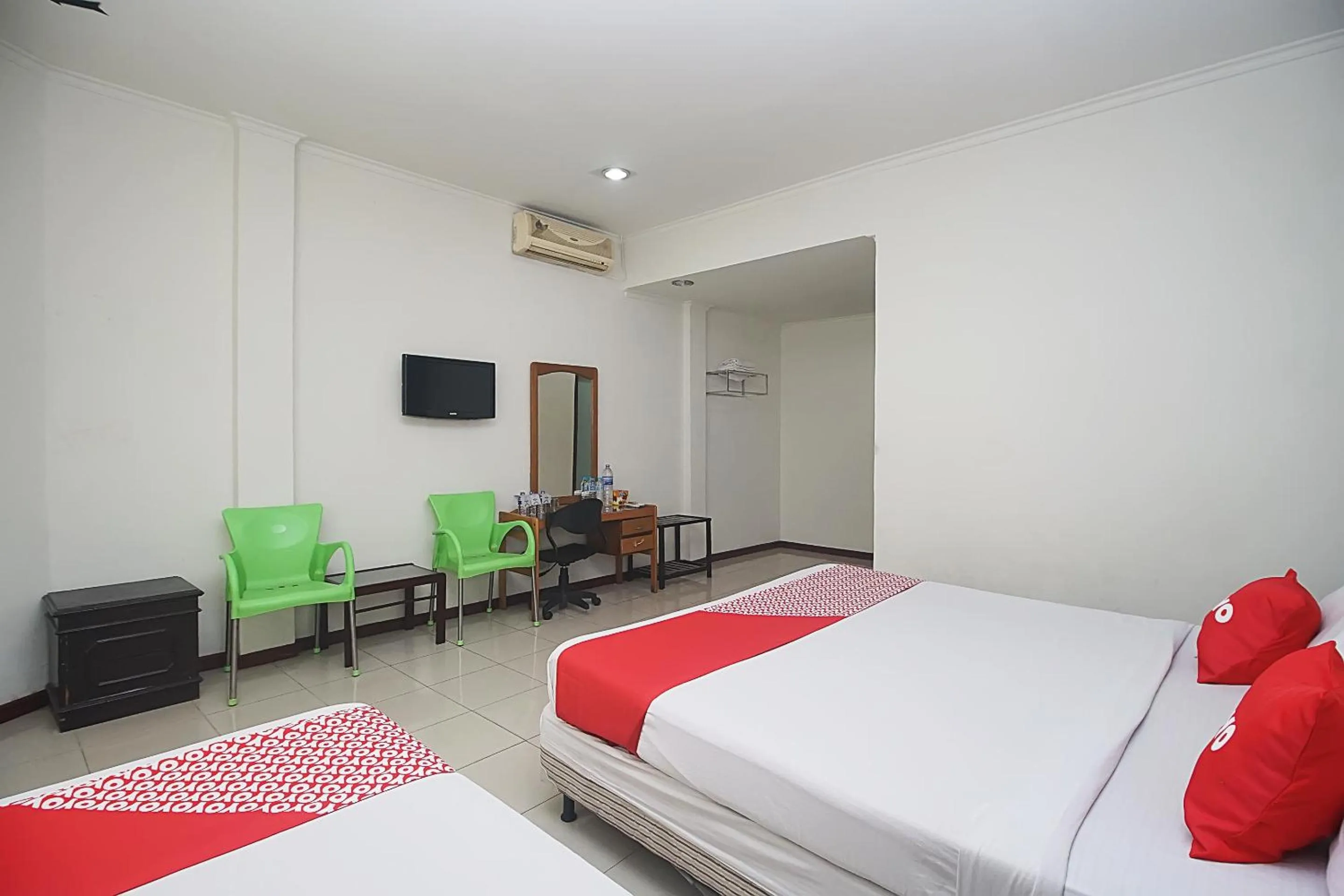 Bedroom in OYO 2079 Jambi Raya Hotel