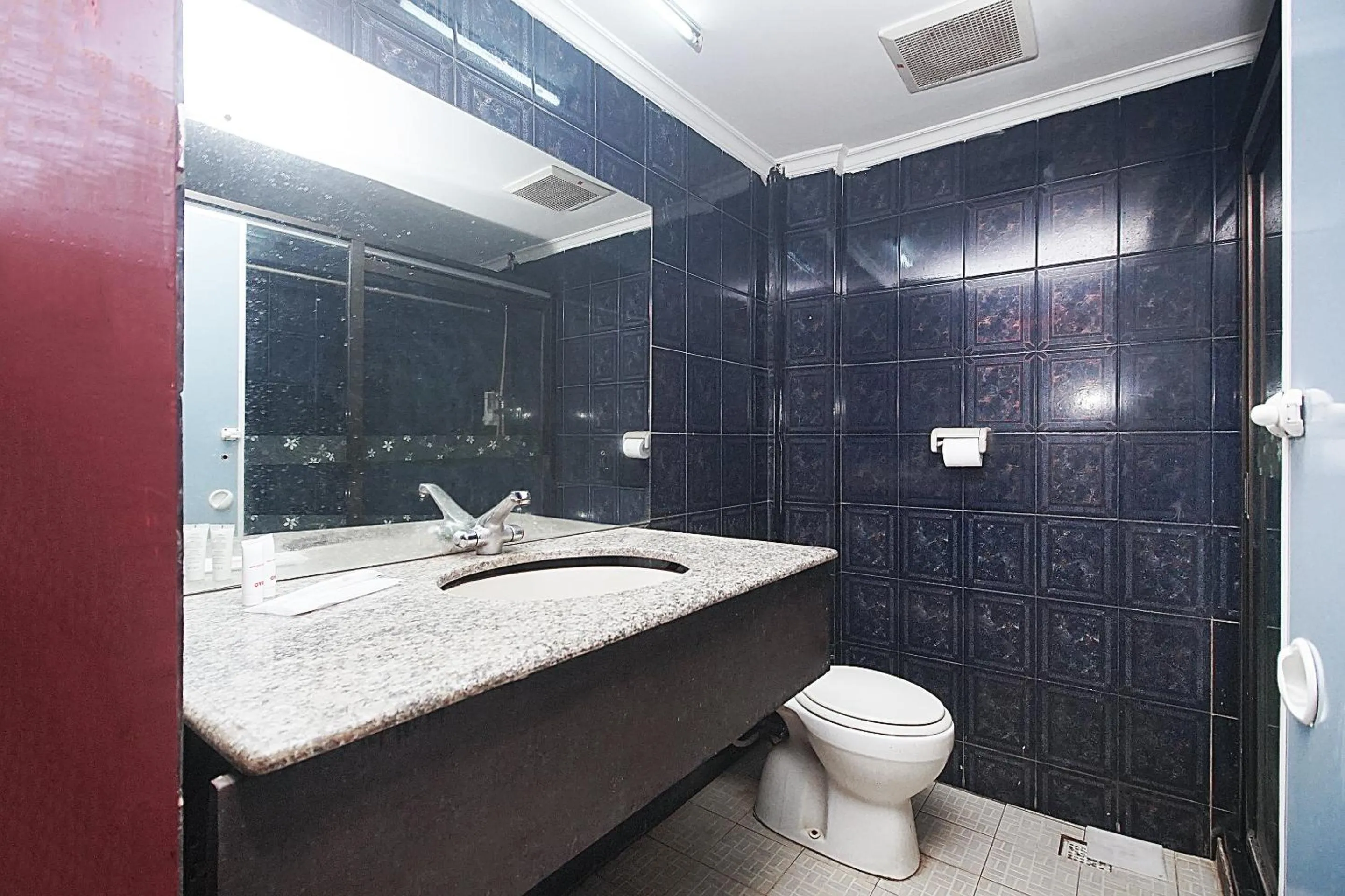 Bathroom in OYO 2079 Jambi Raya Hotel