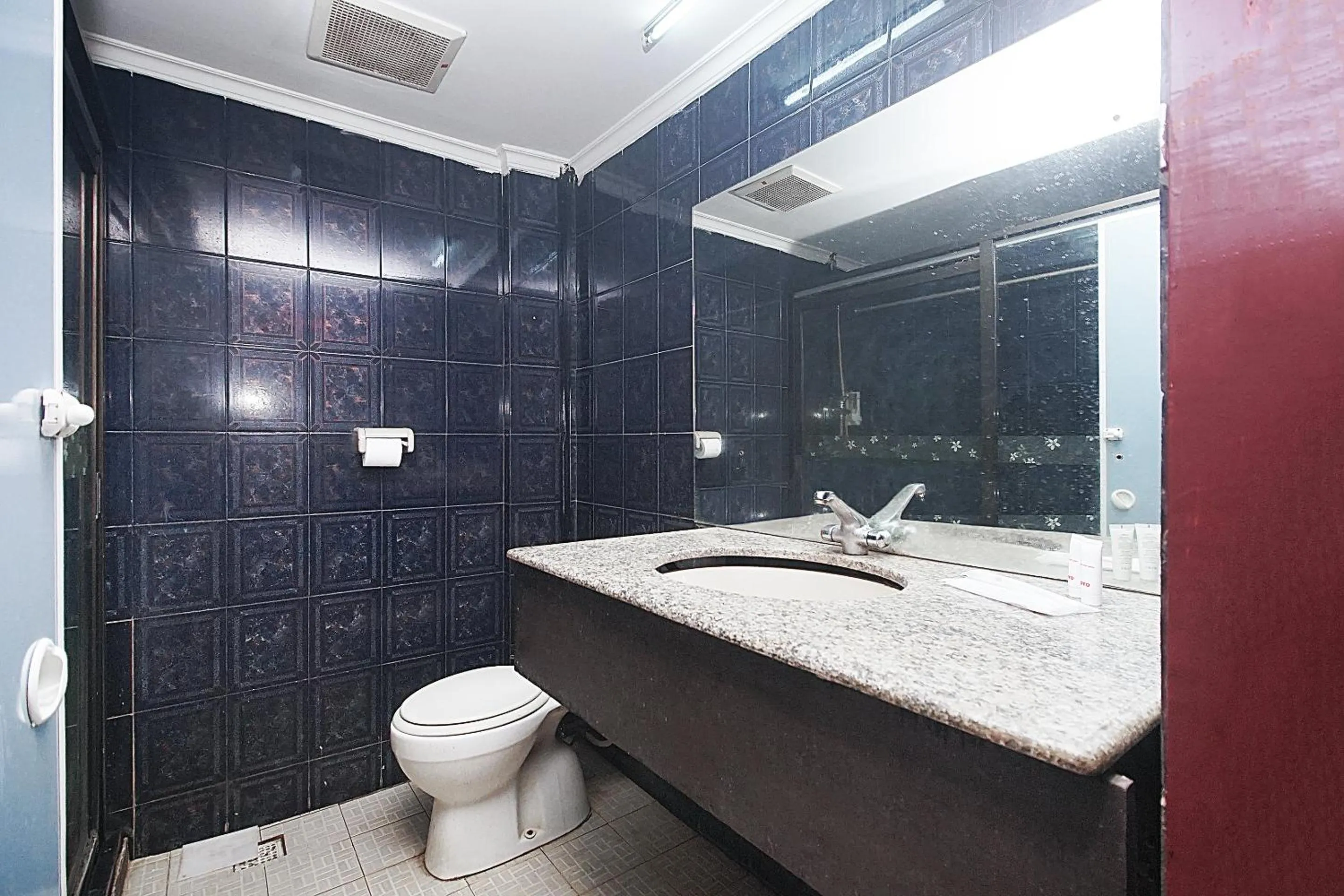 Bathroom in OYO 2079 Jambi Raya Hotel