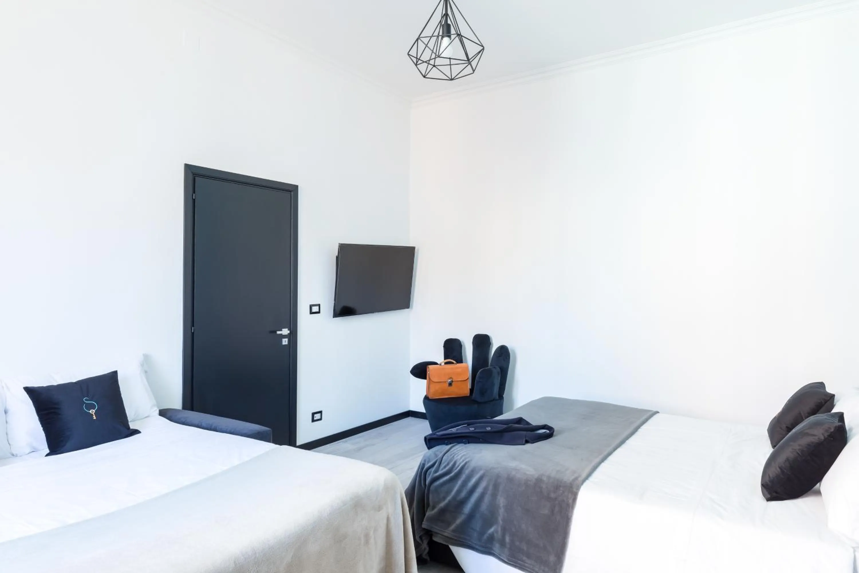 Communal lounge/ TV room, Bed in A World Aparts - 32 Modena