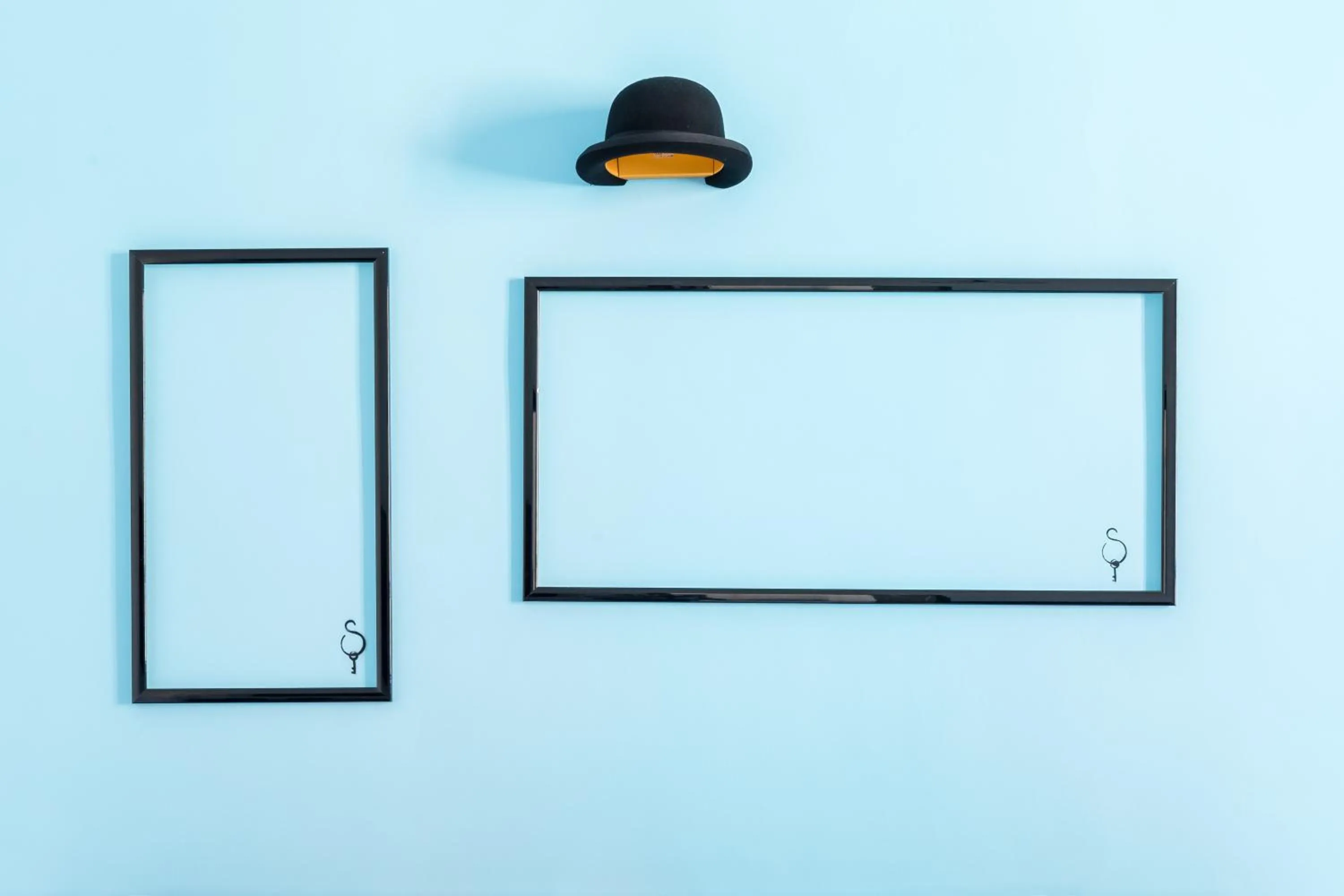 Logo/Certificate/Sign in A World Aparts - 32 Modena