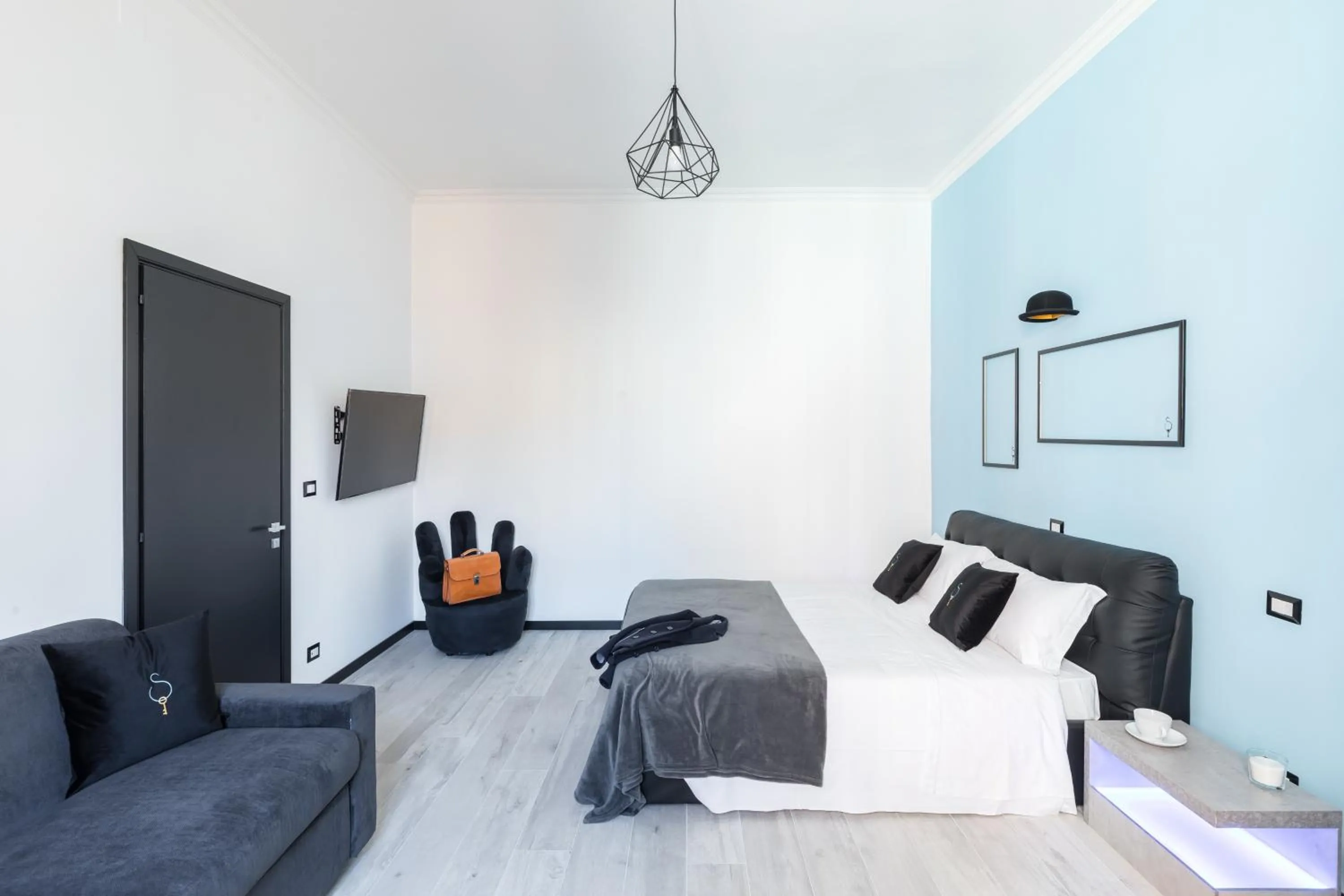 Bed in A World Aparts - 32 Modena