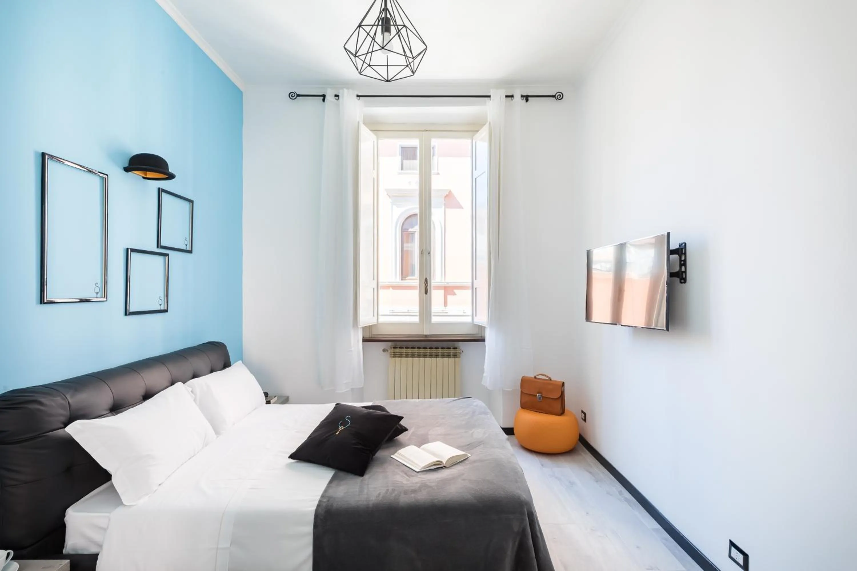 Bed in A World Aparts - 32 Modena