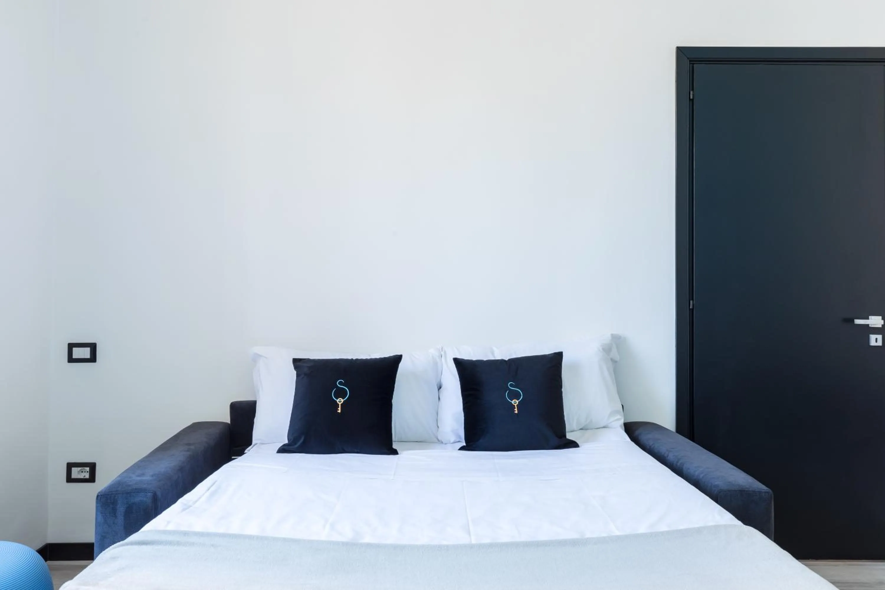 Bed in A World Aparts - 32 Modena