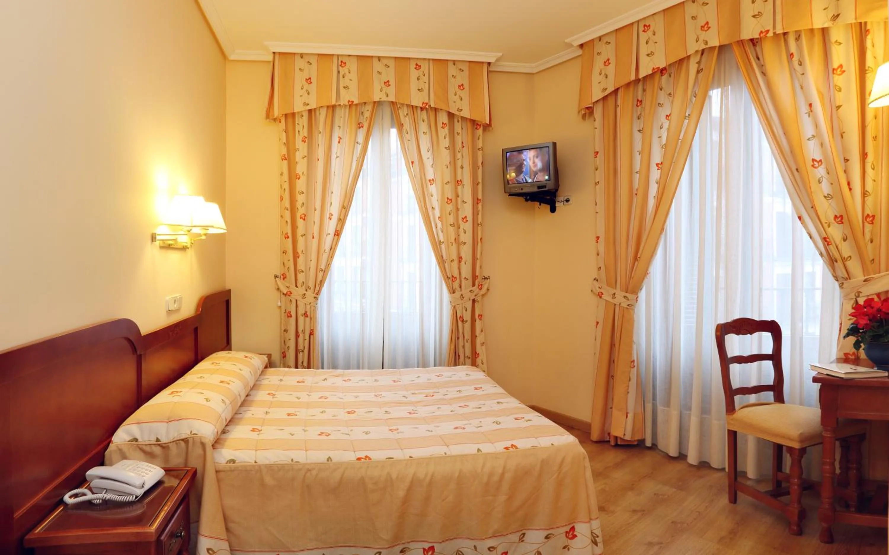 Bedroom, Bed in Hostal Silserranos