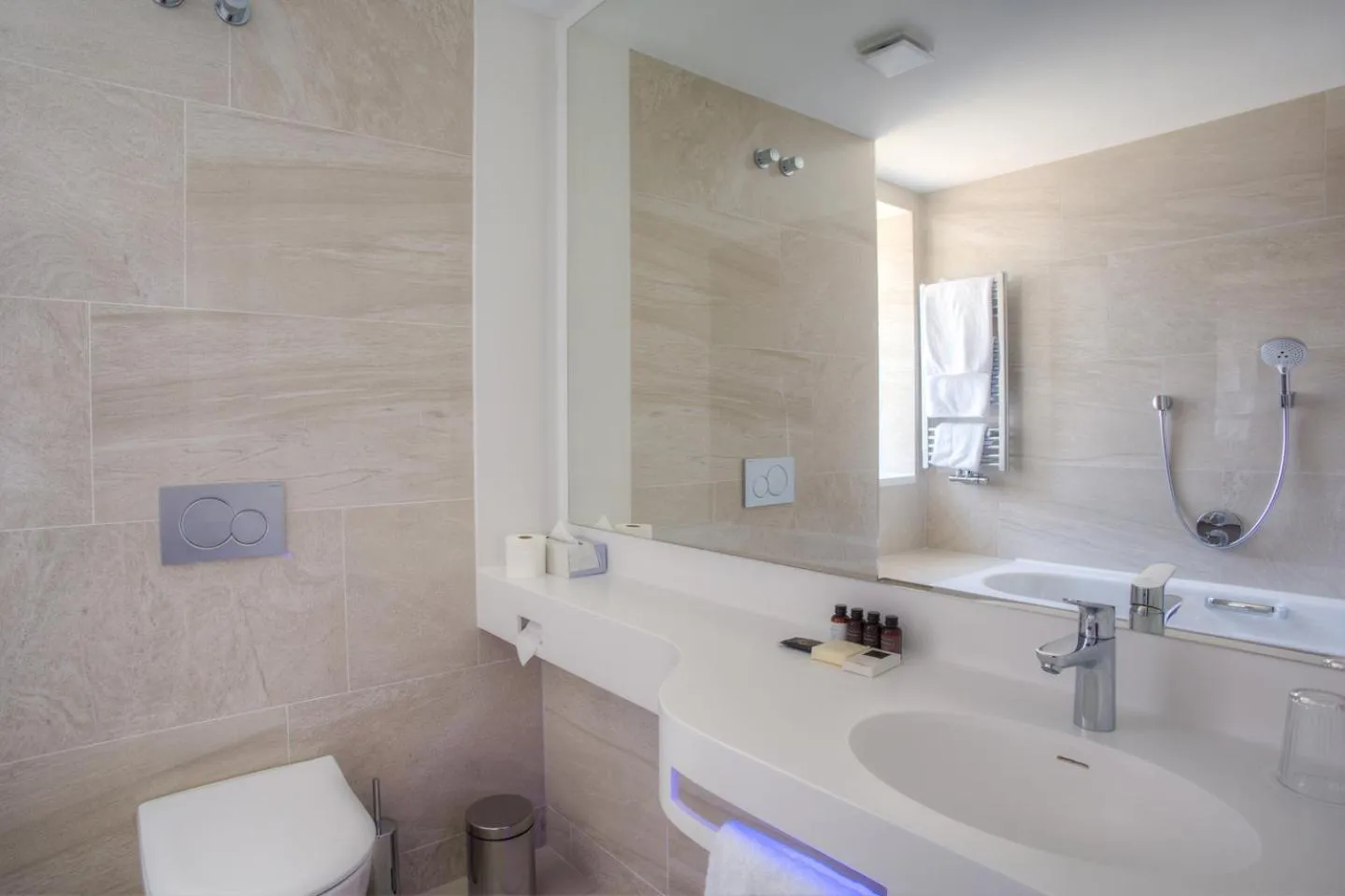 Shower in Hotel Galatea