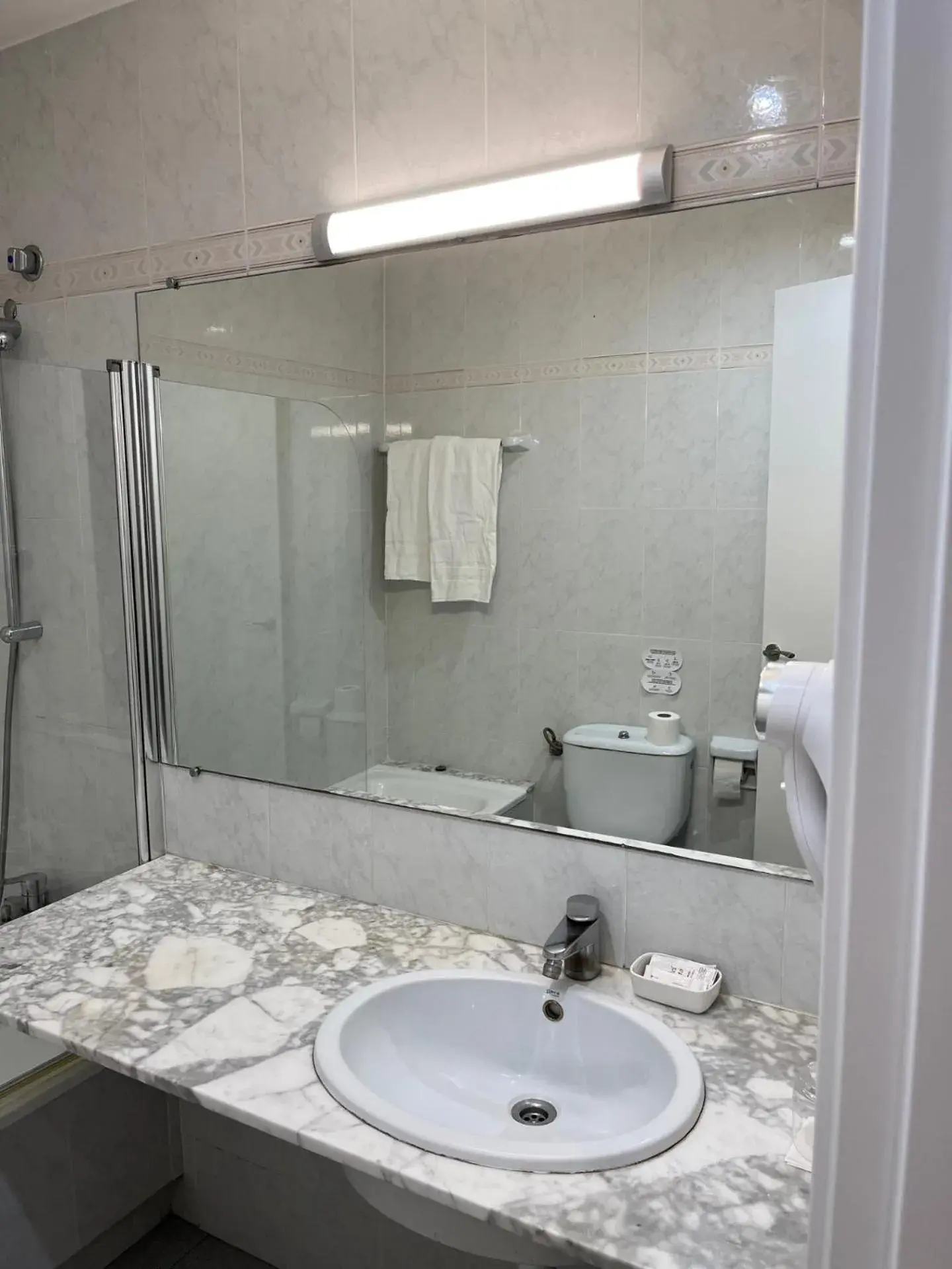 Twin Room in Hostal Iznájar Barcelona Twin Room in Hostal Iznájar Barcelona