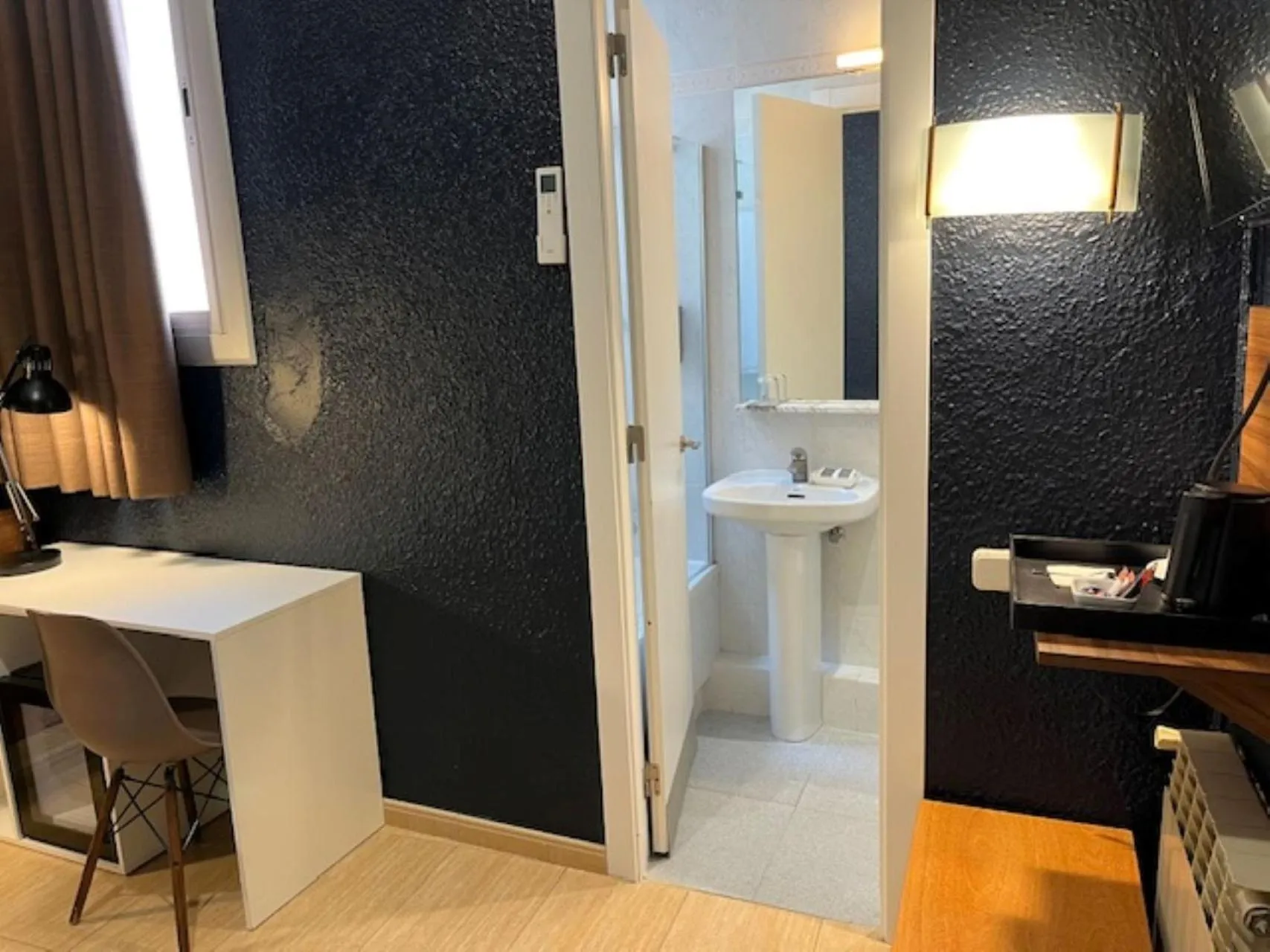 Photo of the whole room in Hostal Iznájar Barcelona