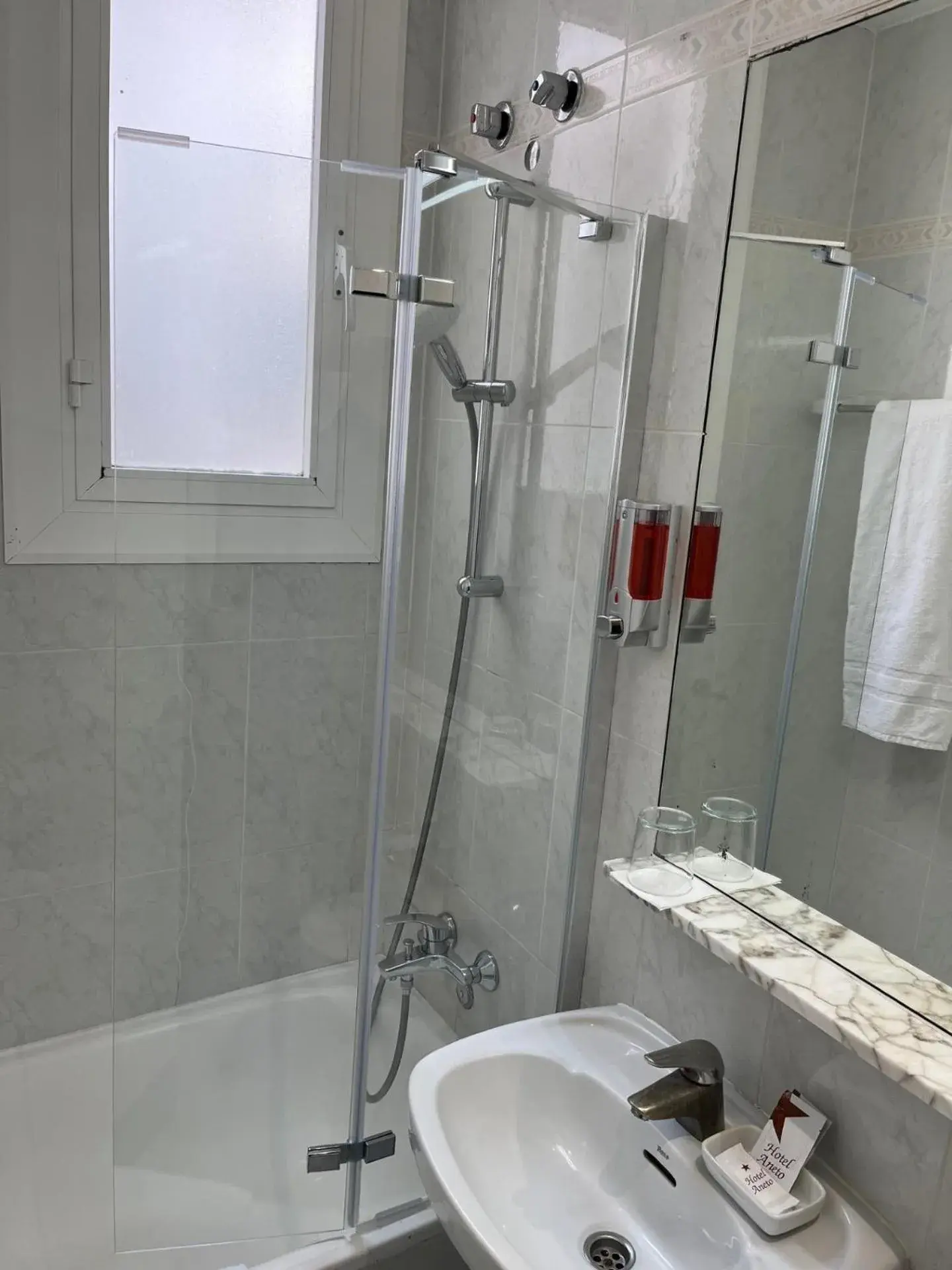 Single Room in Hostal Iznájar Barcelona Single Room in Hostal Iznájar Barcelona