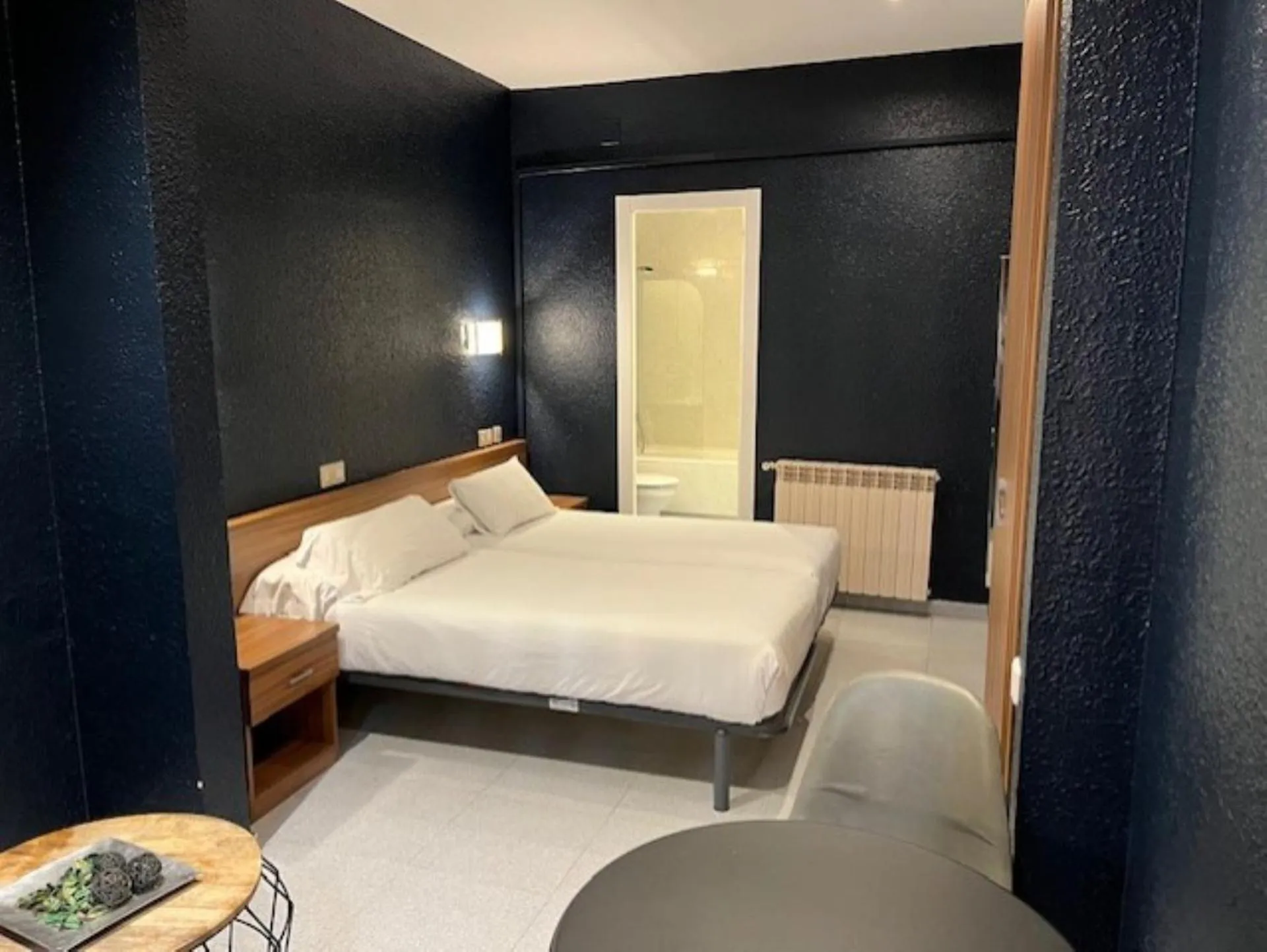 Photo of the whole room, Bed in Hostal Iznájar Barcelona