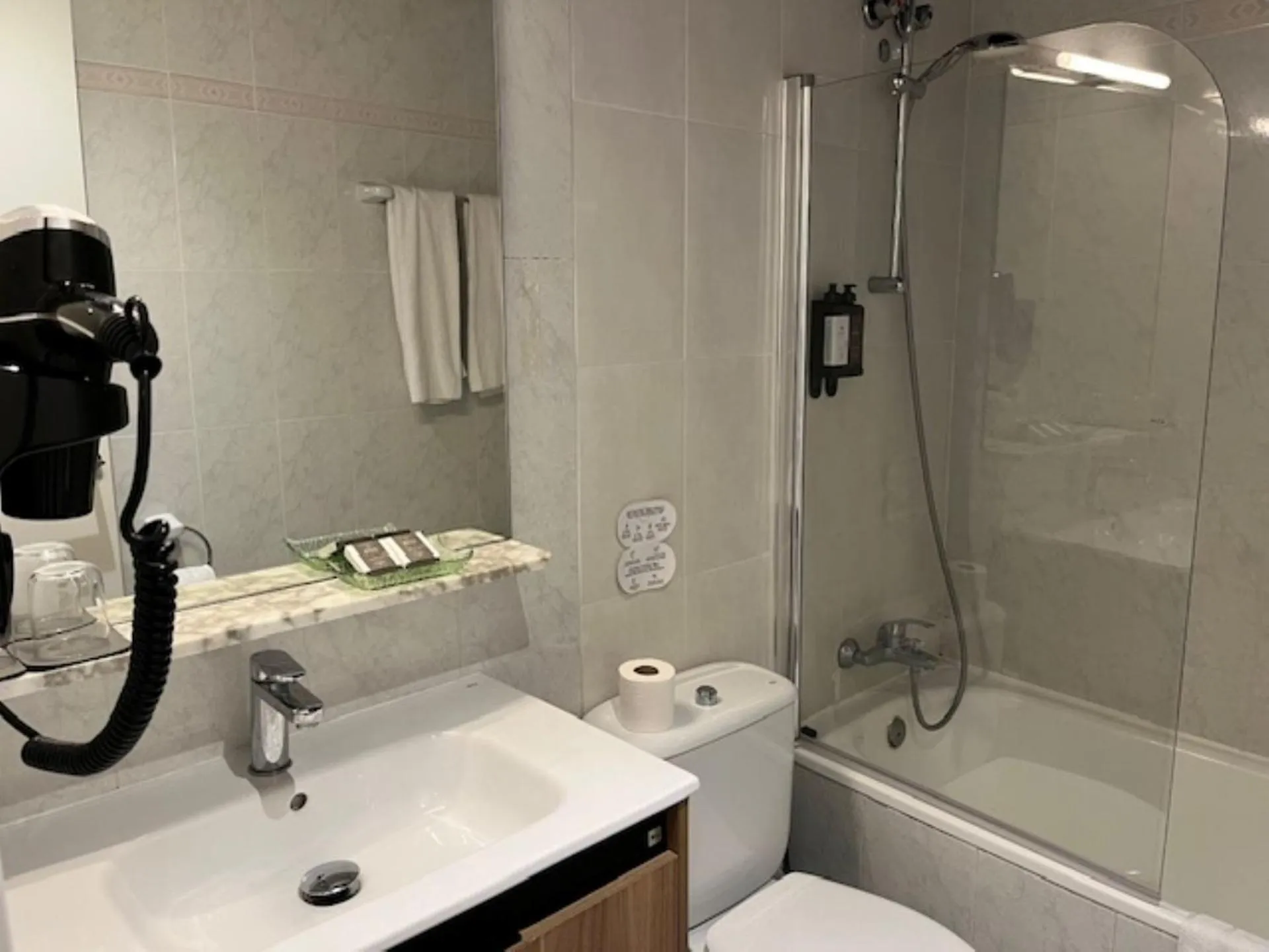 Bathroom in Hostal Iznájar Barcelona