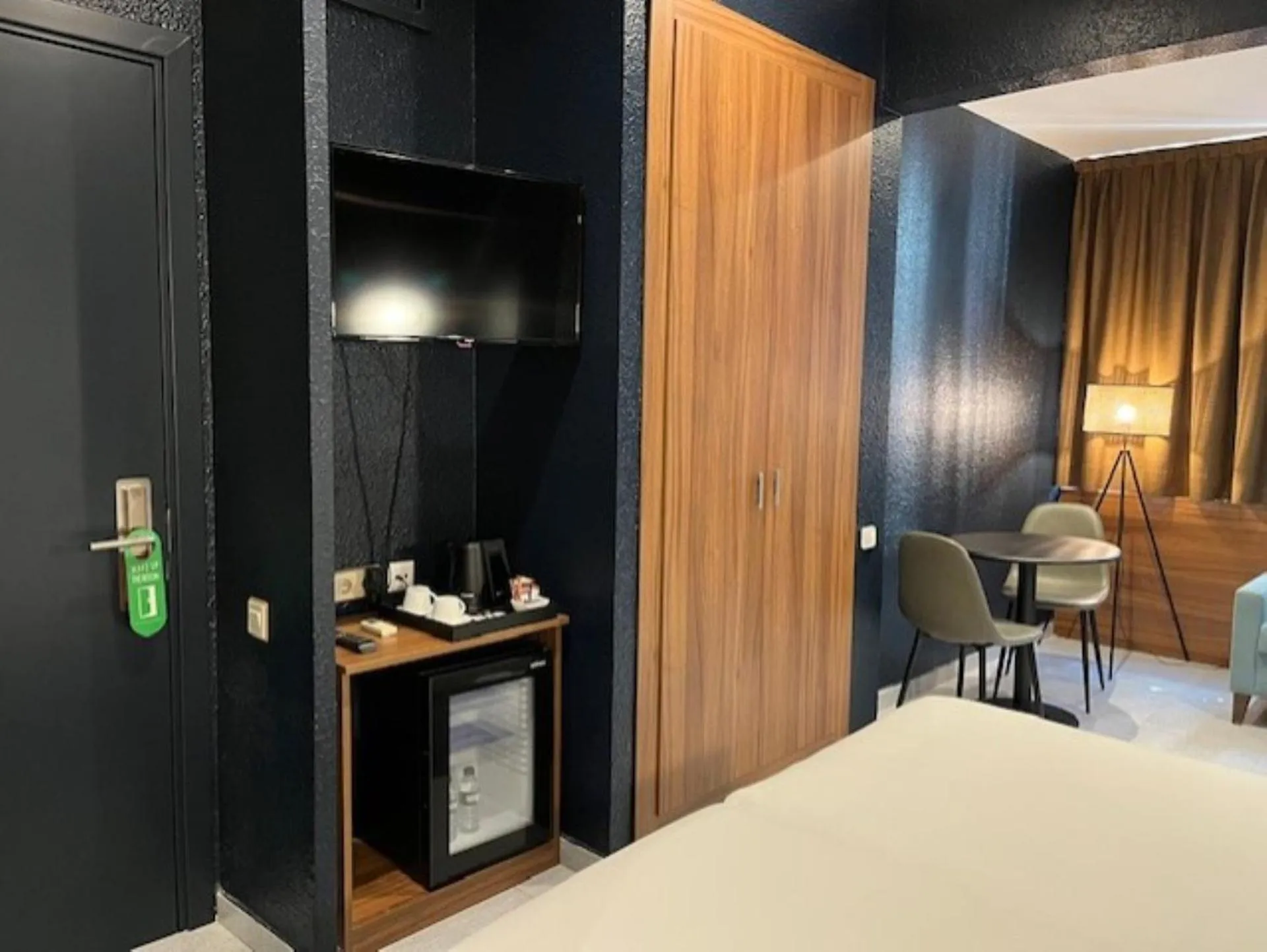 Photo of the whole room, Bed in Hostal Iznájar Barcelona