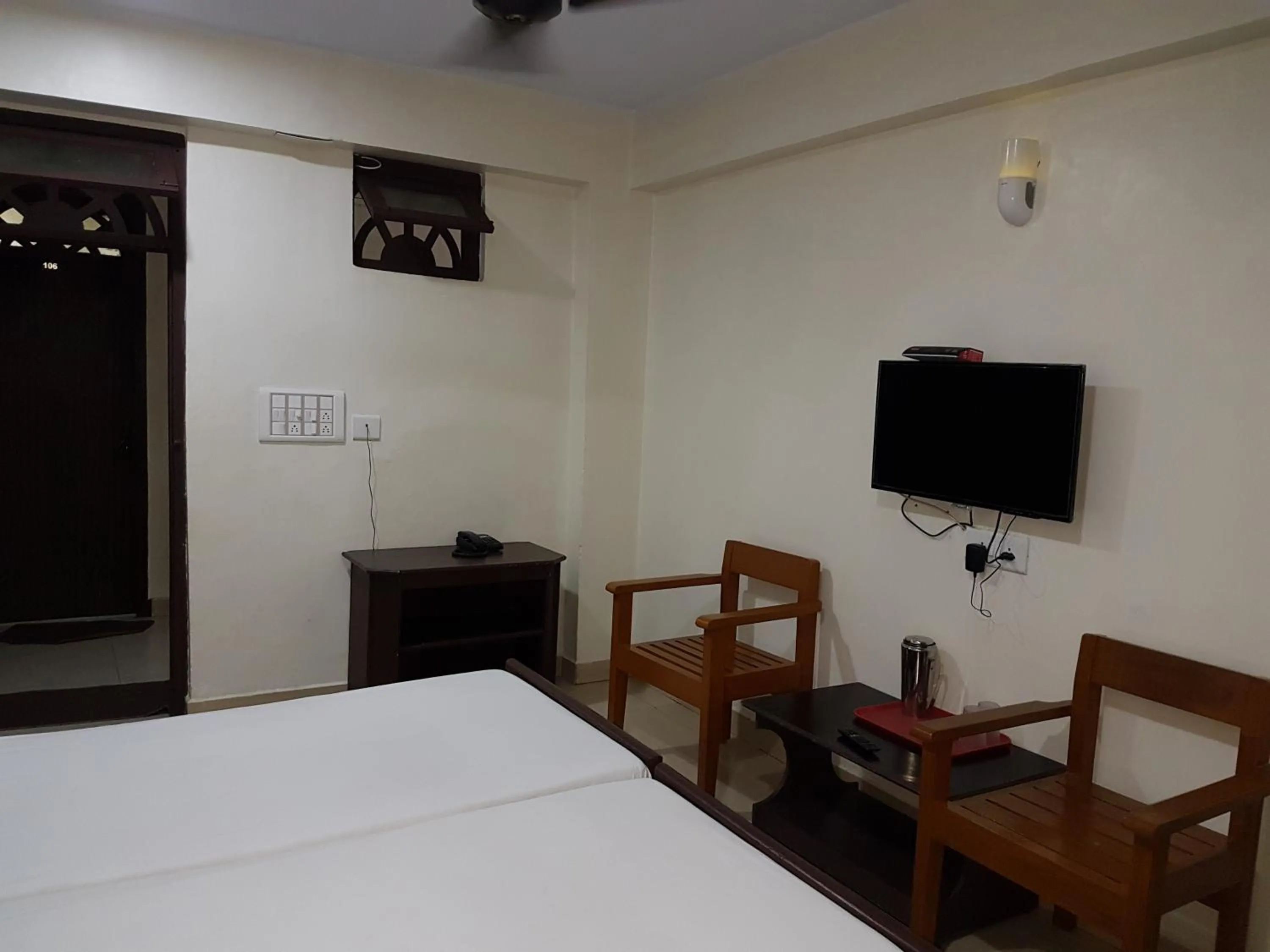 Bed in Hotel Sorrento Guest house Anna Nagar East Metro Shenoy Nagar metro budget monthly daily rooms
