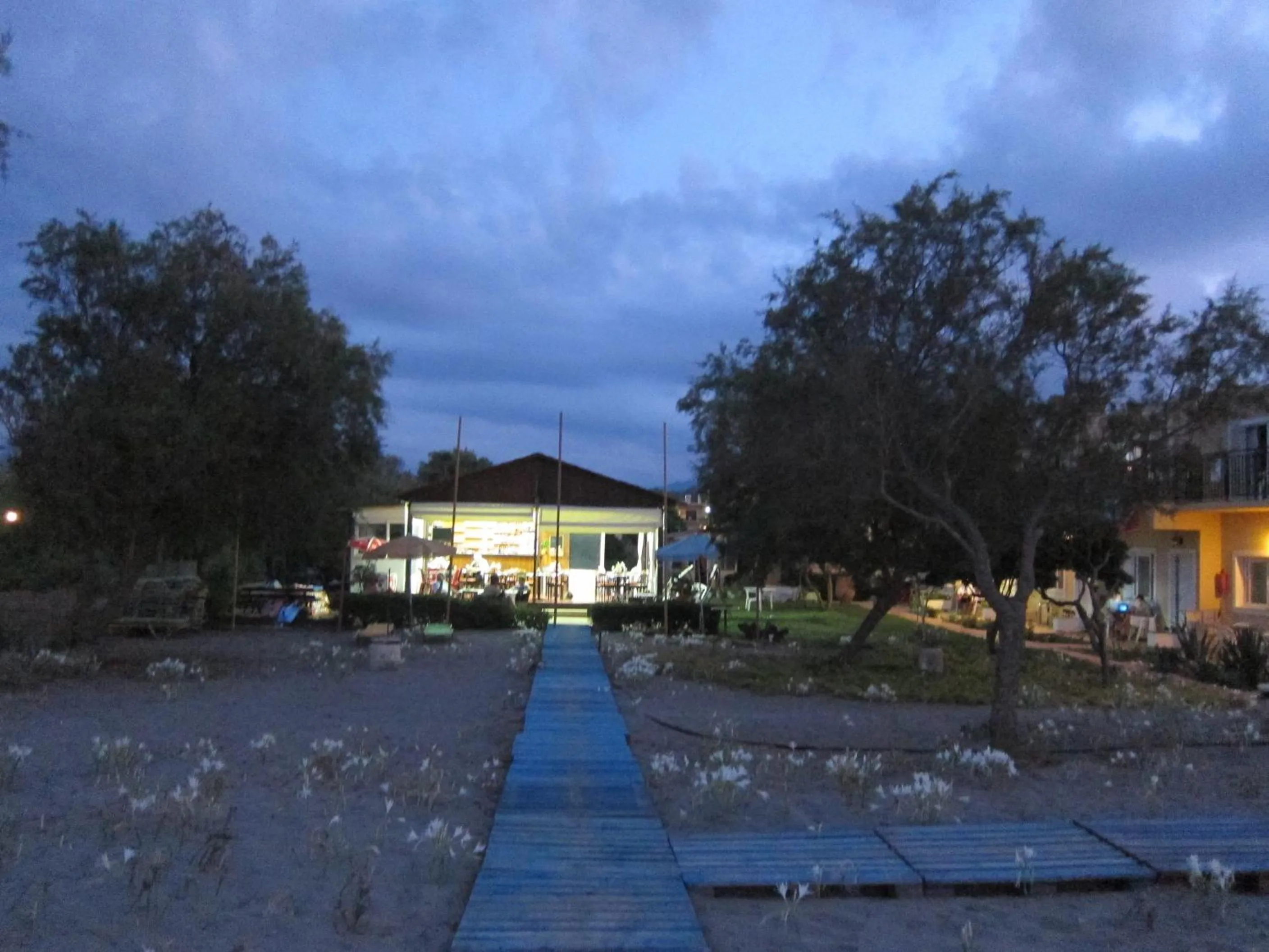 Restaurant/places to eat in Baladinos Apartments