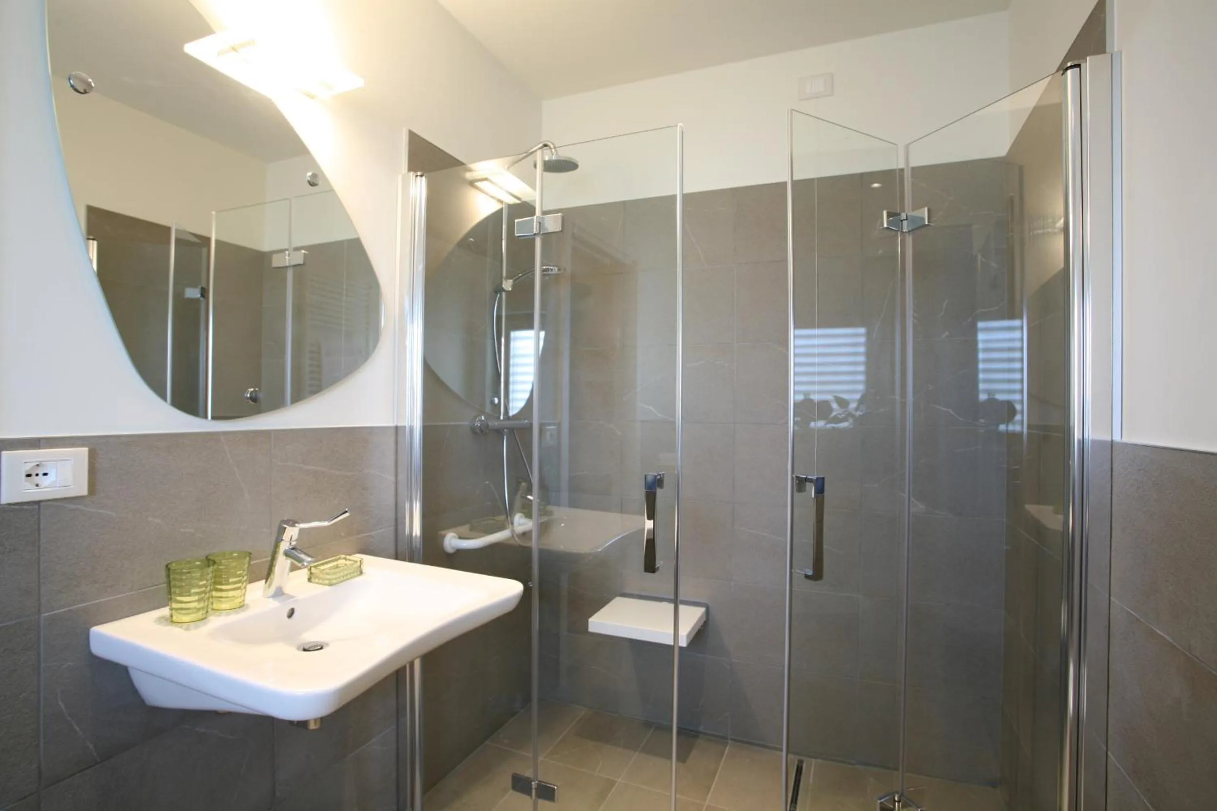 Shower in Nuova Opera Rooms & Apartment