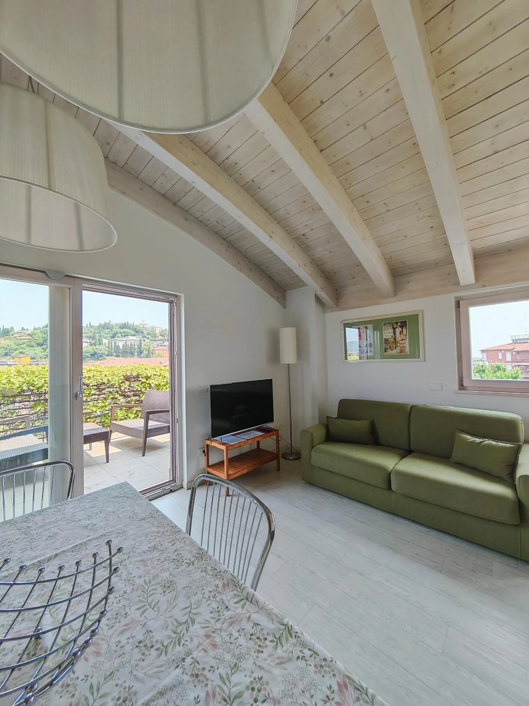 TV and multimedia in Nuova Opera Rooms & Apartment