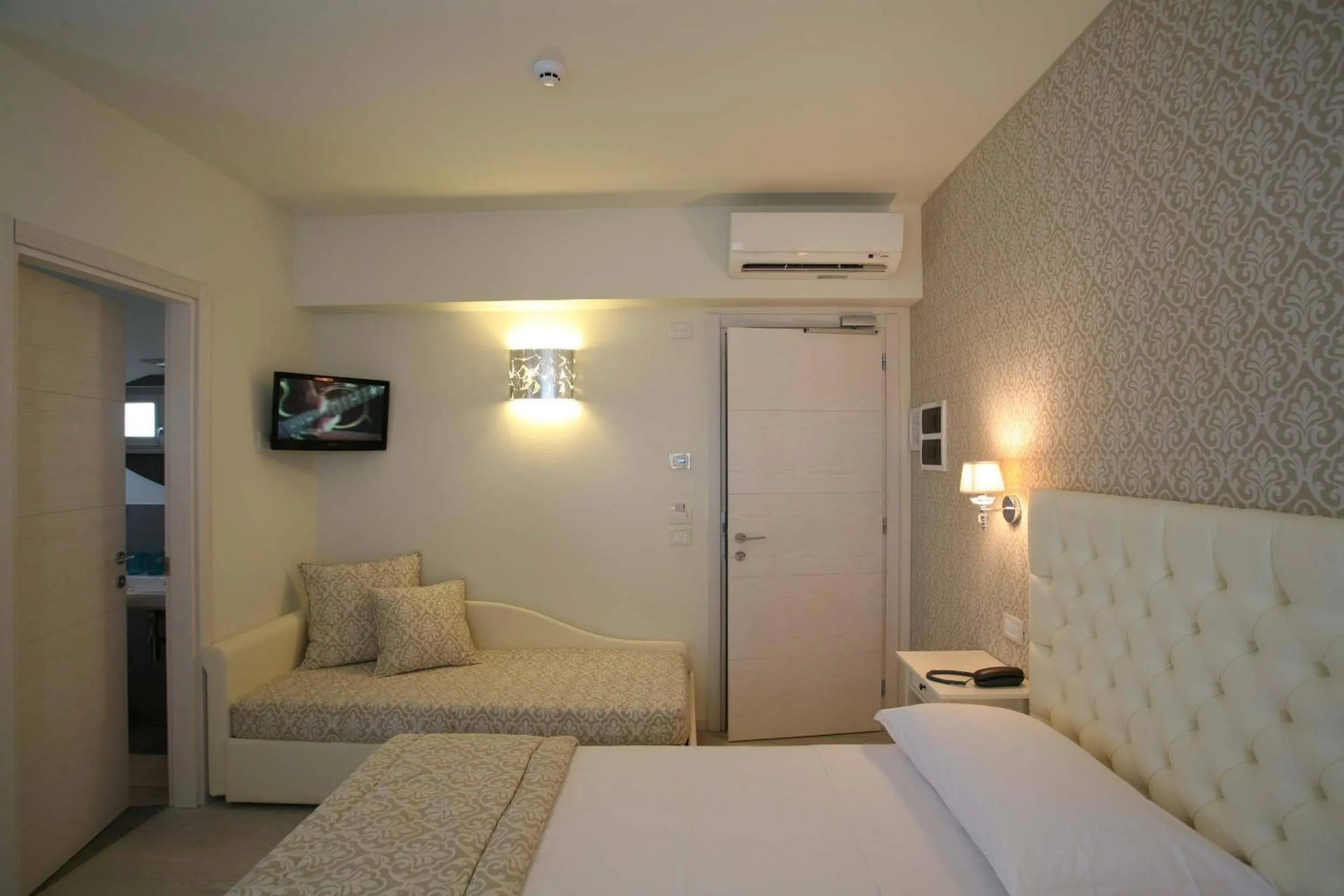 TV and multimedia, Bed in Nuova Opera Rooms & Apartment