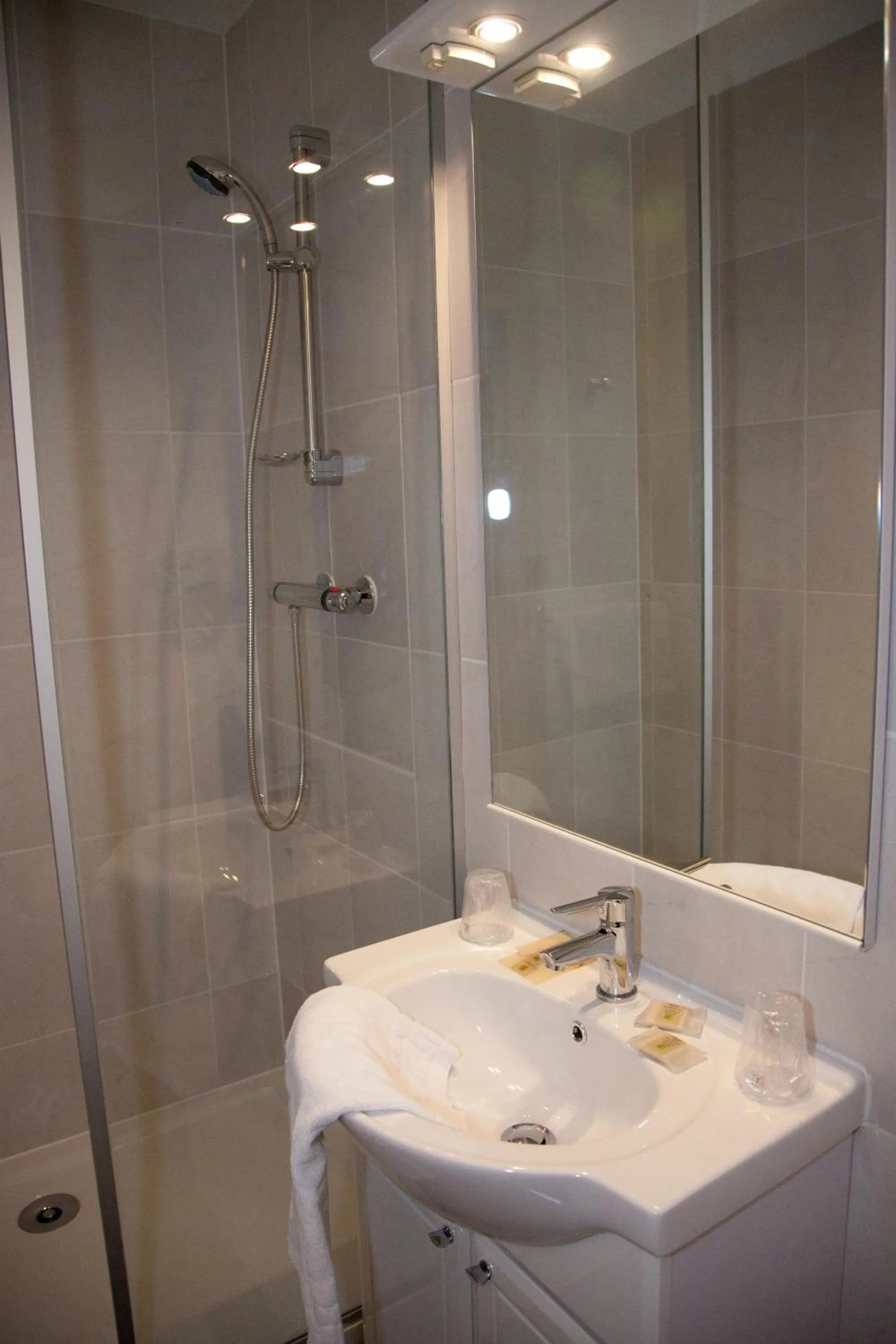 Shower in Logis Albhotel Grill