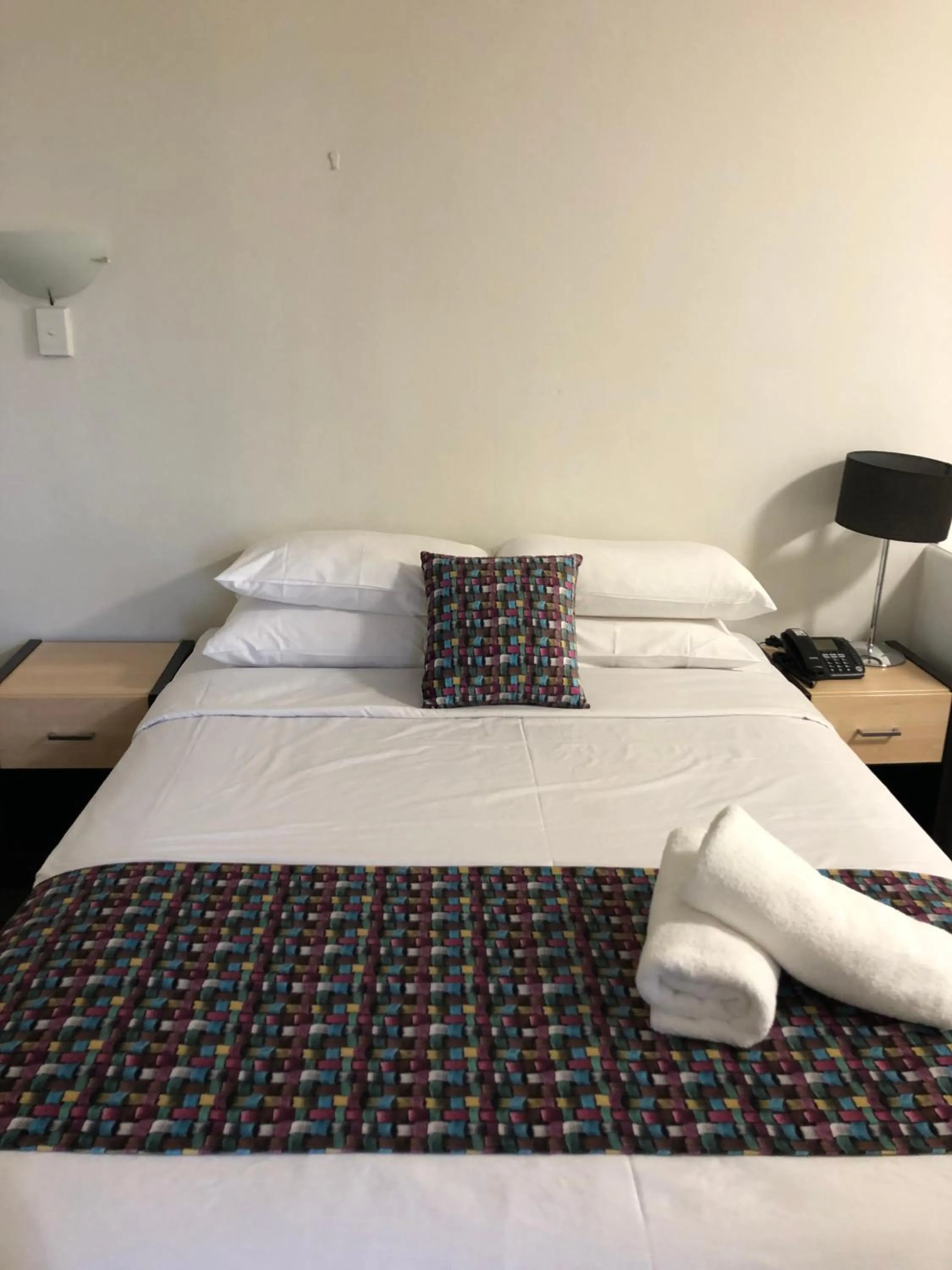 Bed in Parkside Inn Motel