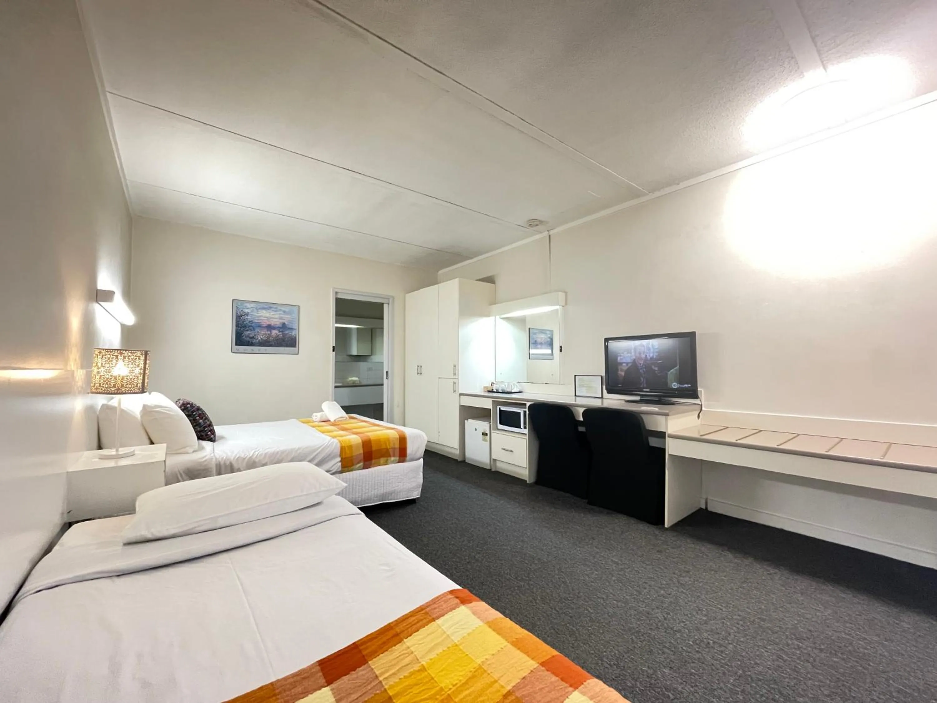 Bed in Parkside Inn Motel