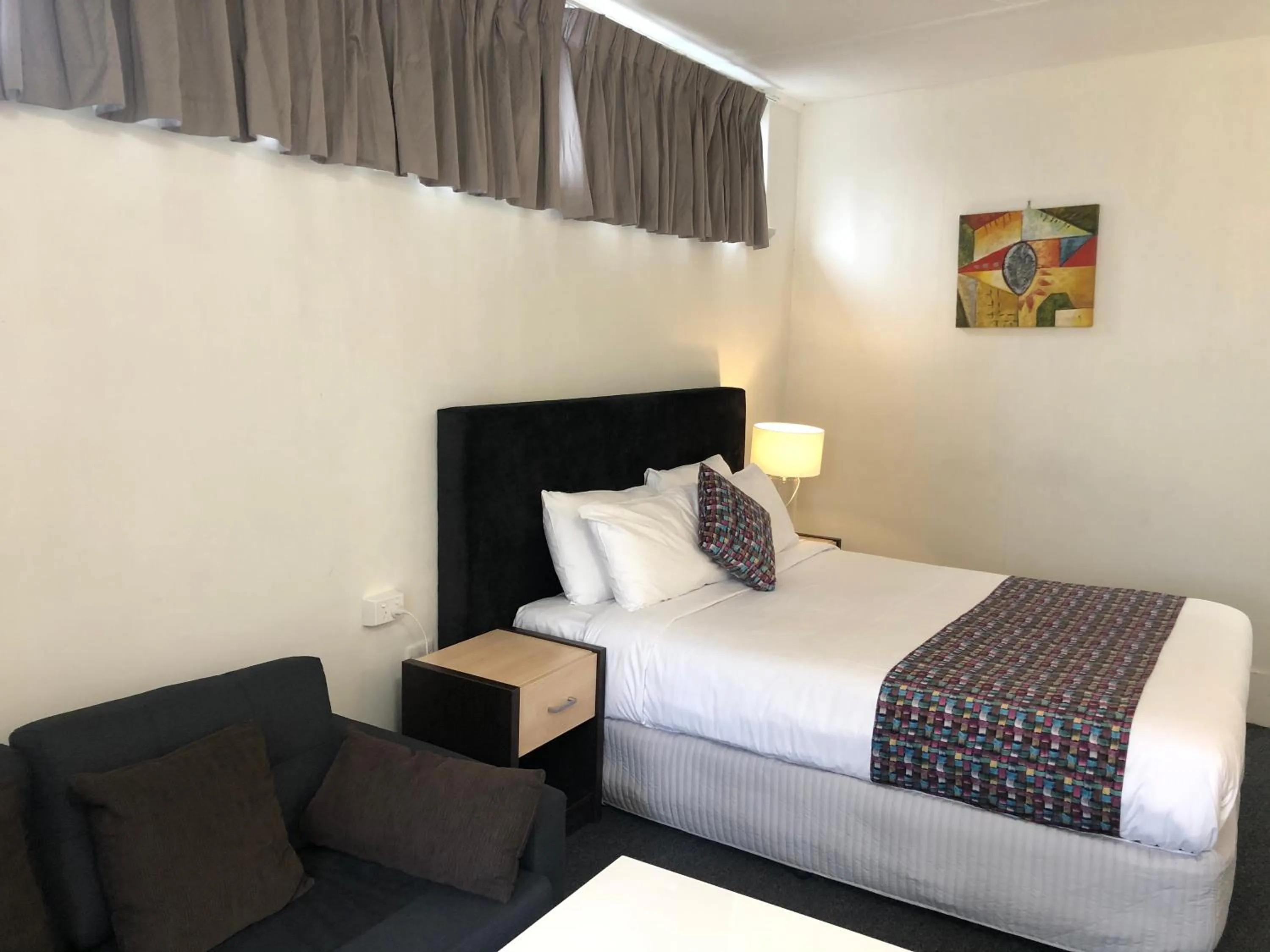 Bed in Parkside Inn Motel