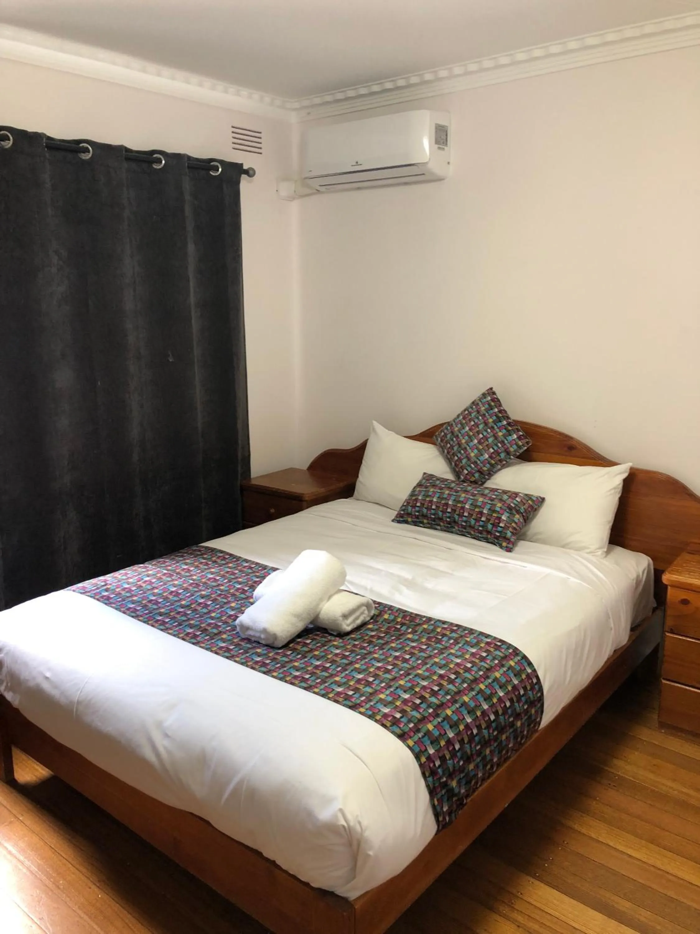 Bed in Parkside Inn Motel