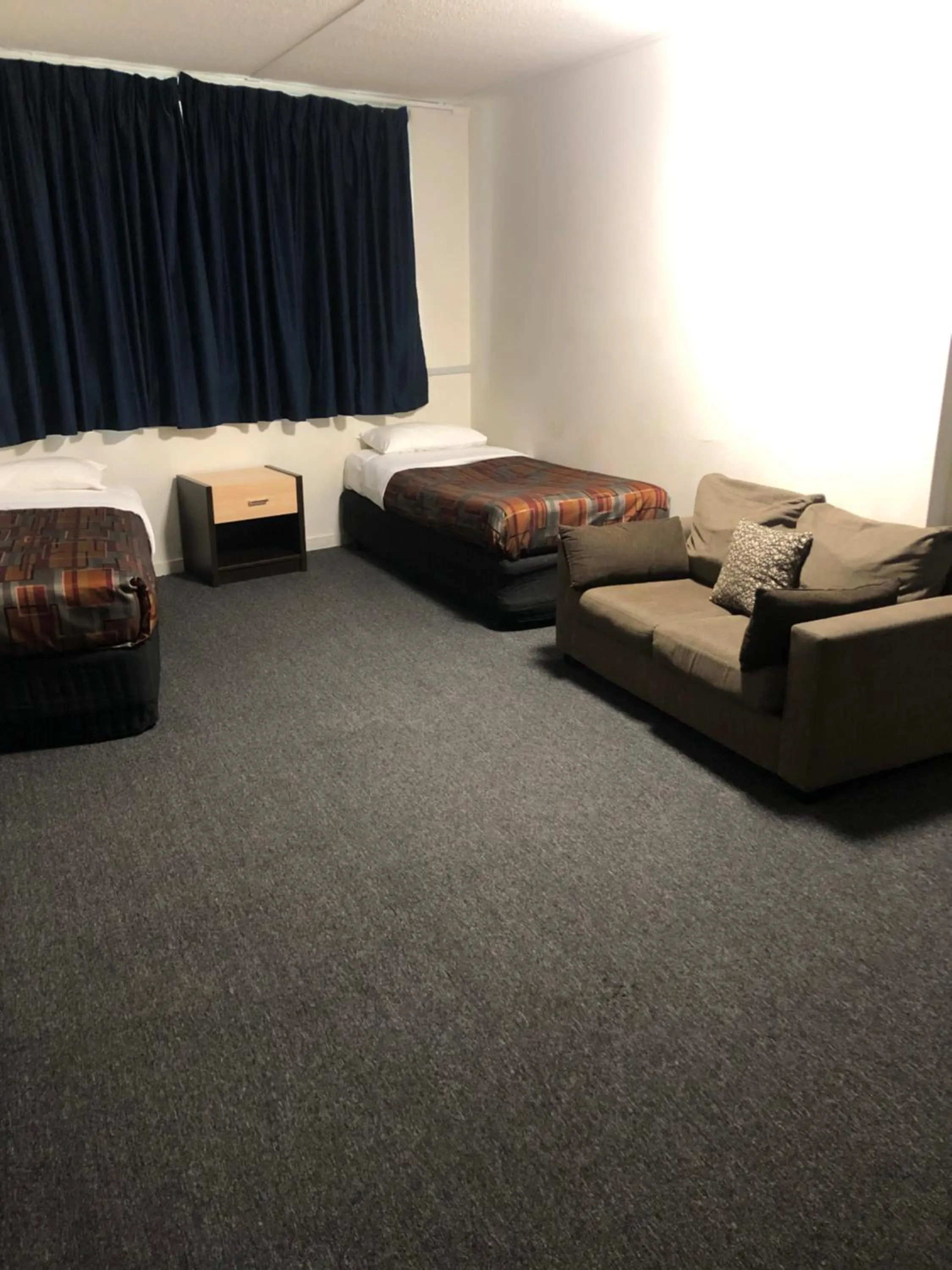 Living room, Bed in Parkside Inn Motel