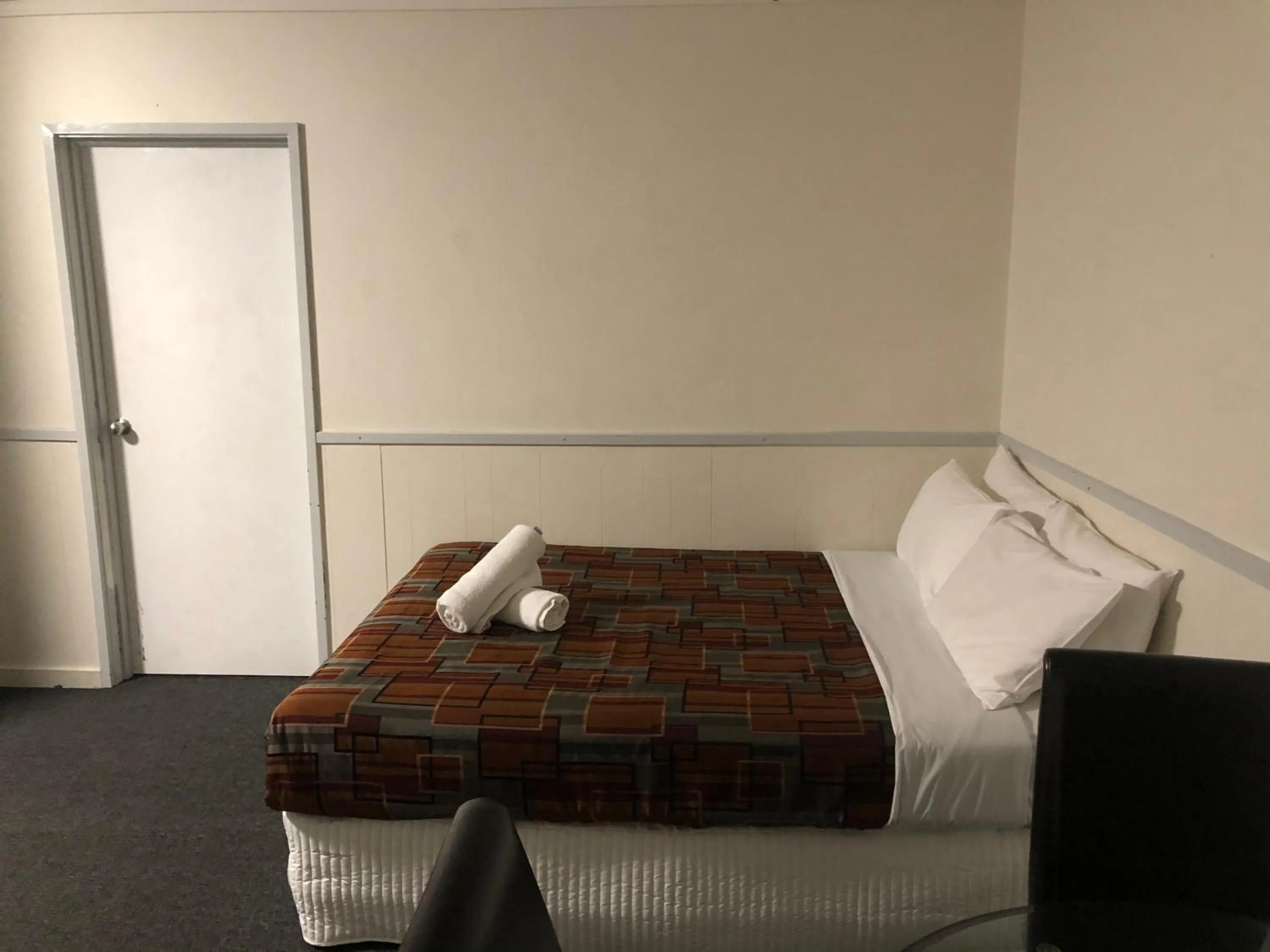 Living room, Bed in Parkside Inn Motel