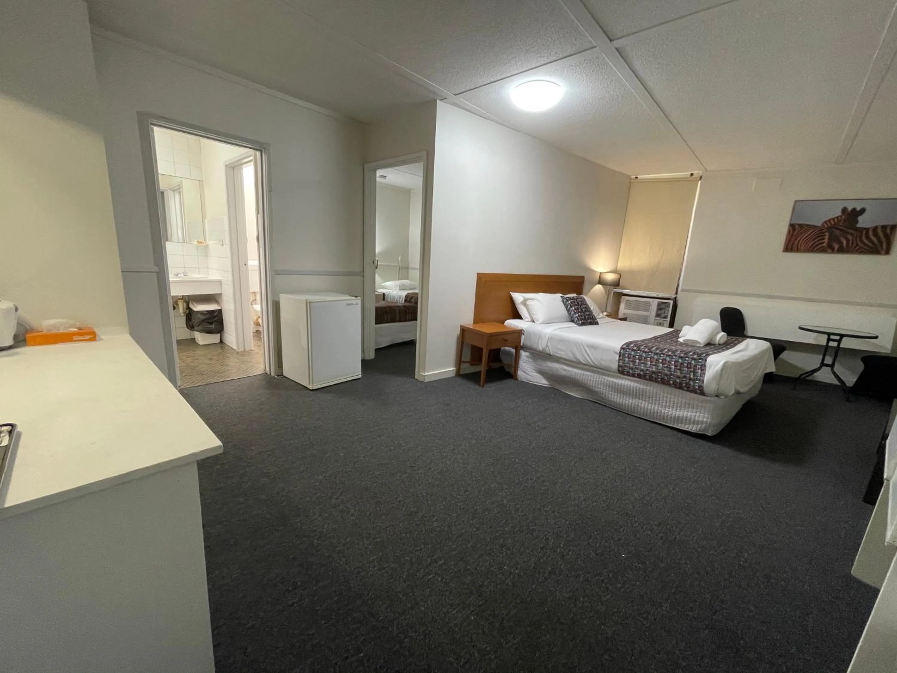 Bed in Parkside Inn Motel