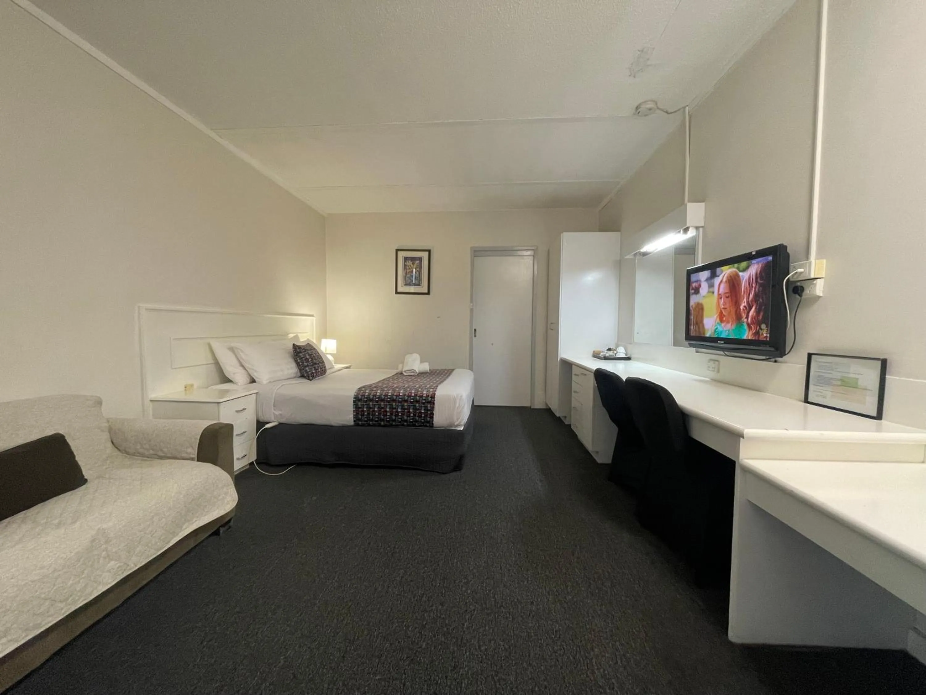 Bed in Parkside Inn Motel