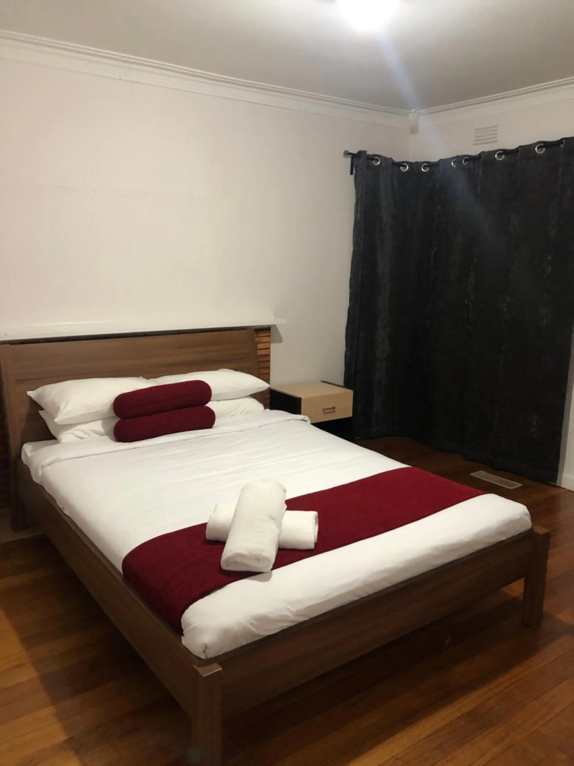 Bed in Parkside Inn Motel