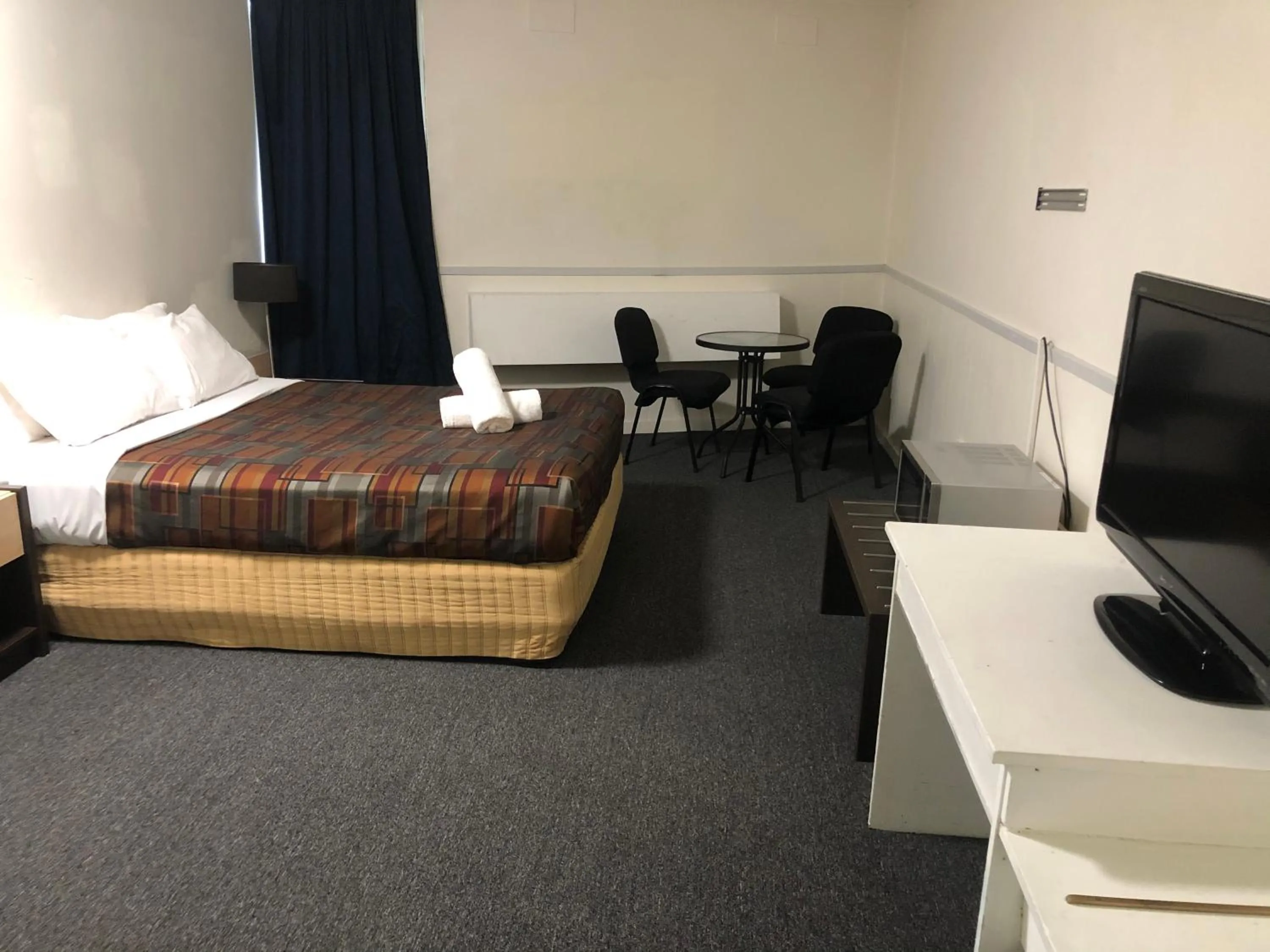 Bed in Parkside Inn Motel