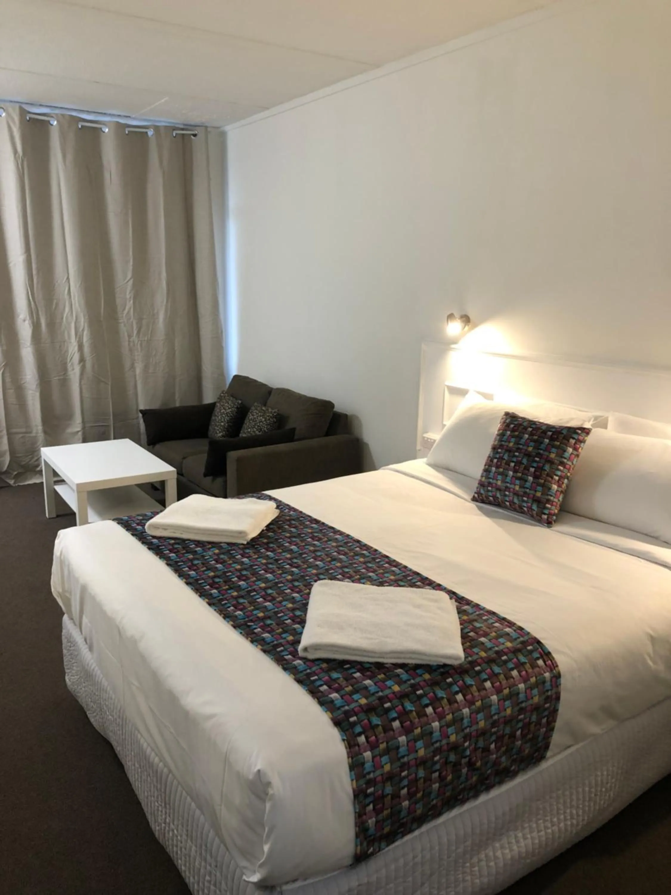 Bed in Parkside Inn Motel