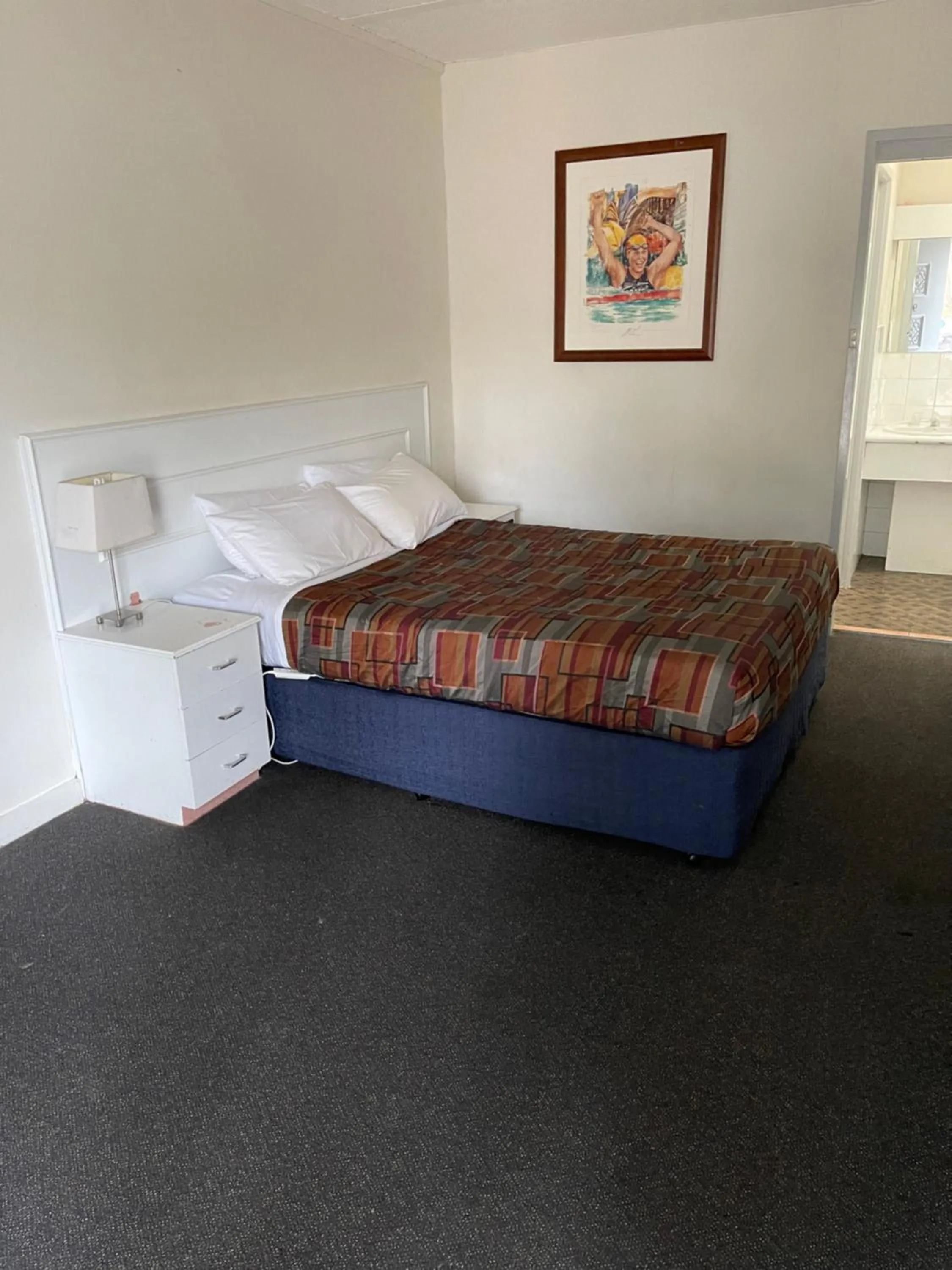 Bed in Parkside Inn Motel