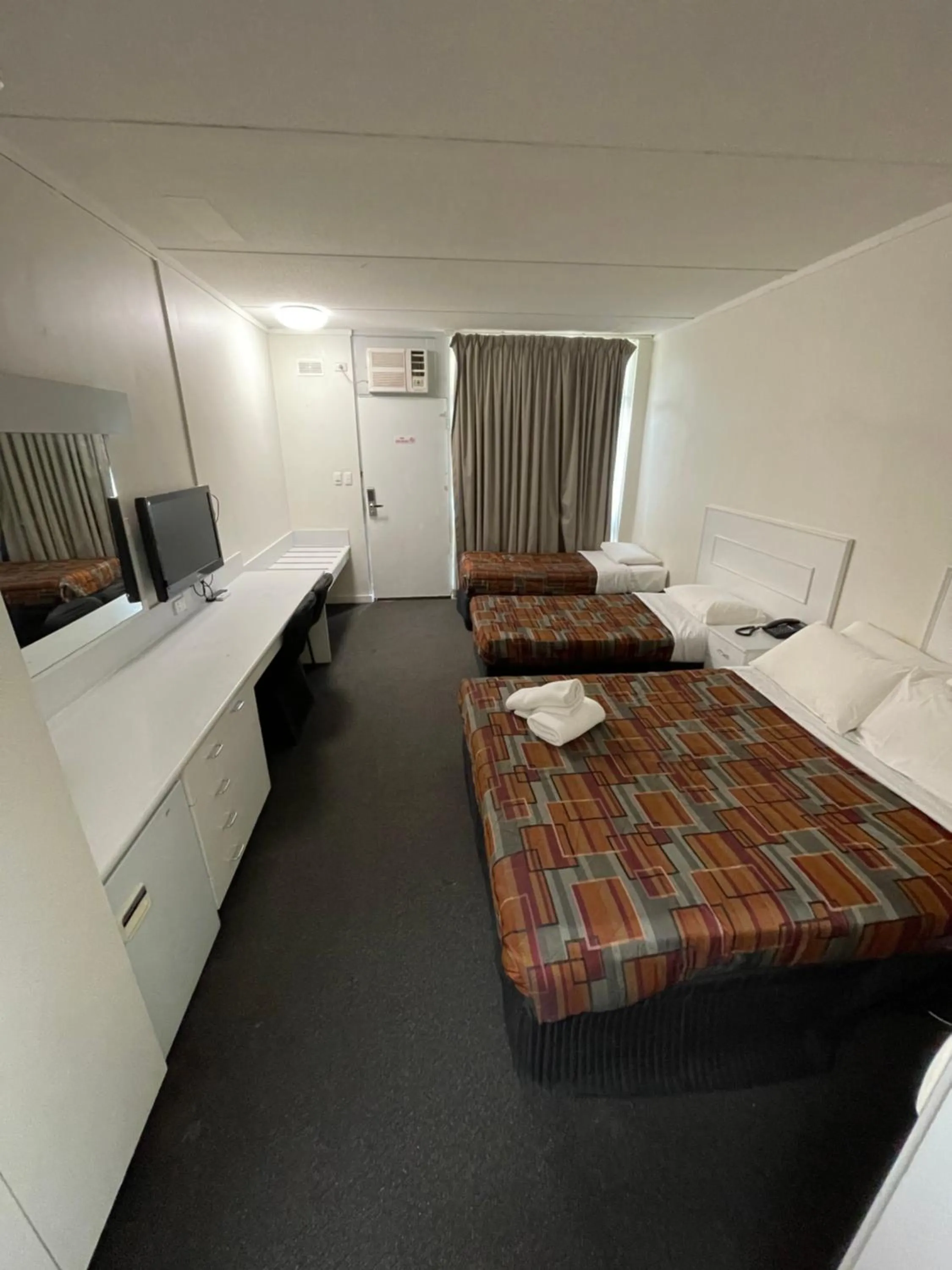 Bed in Parkside Inn Motel