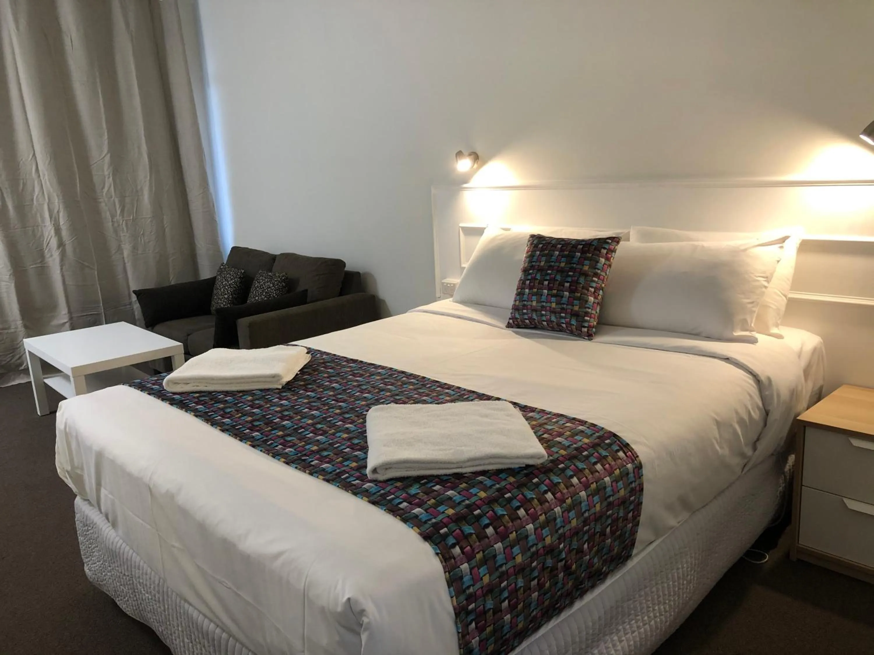 Bed in Parkside Inn Motel