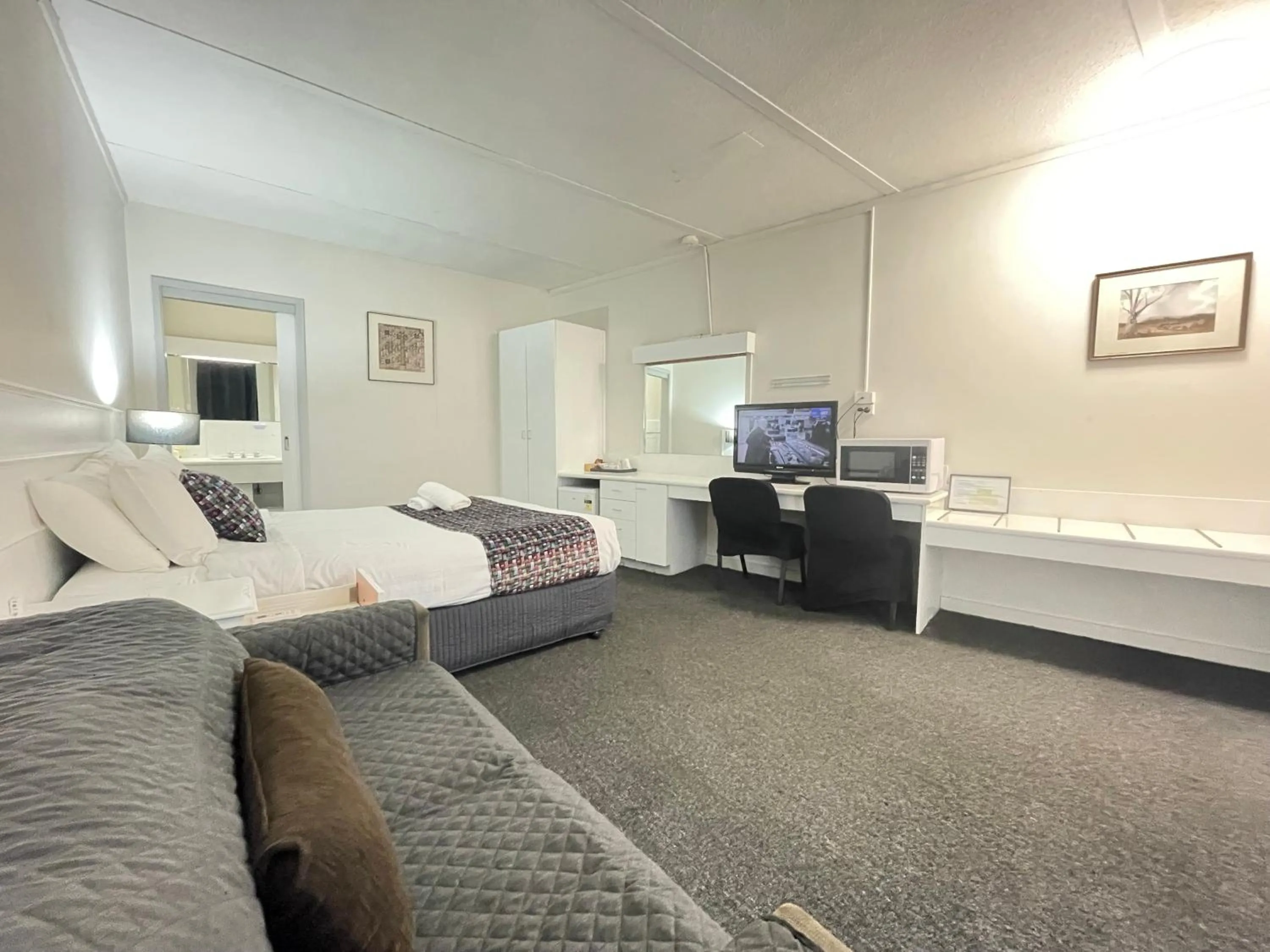 Bed in Parkside Inn Motel