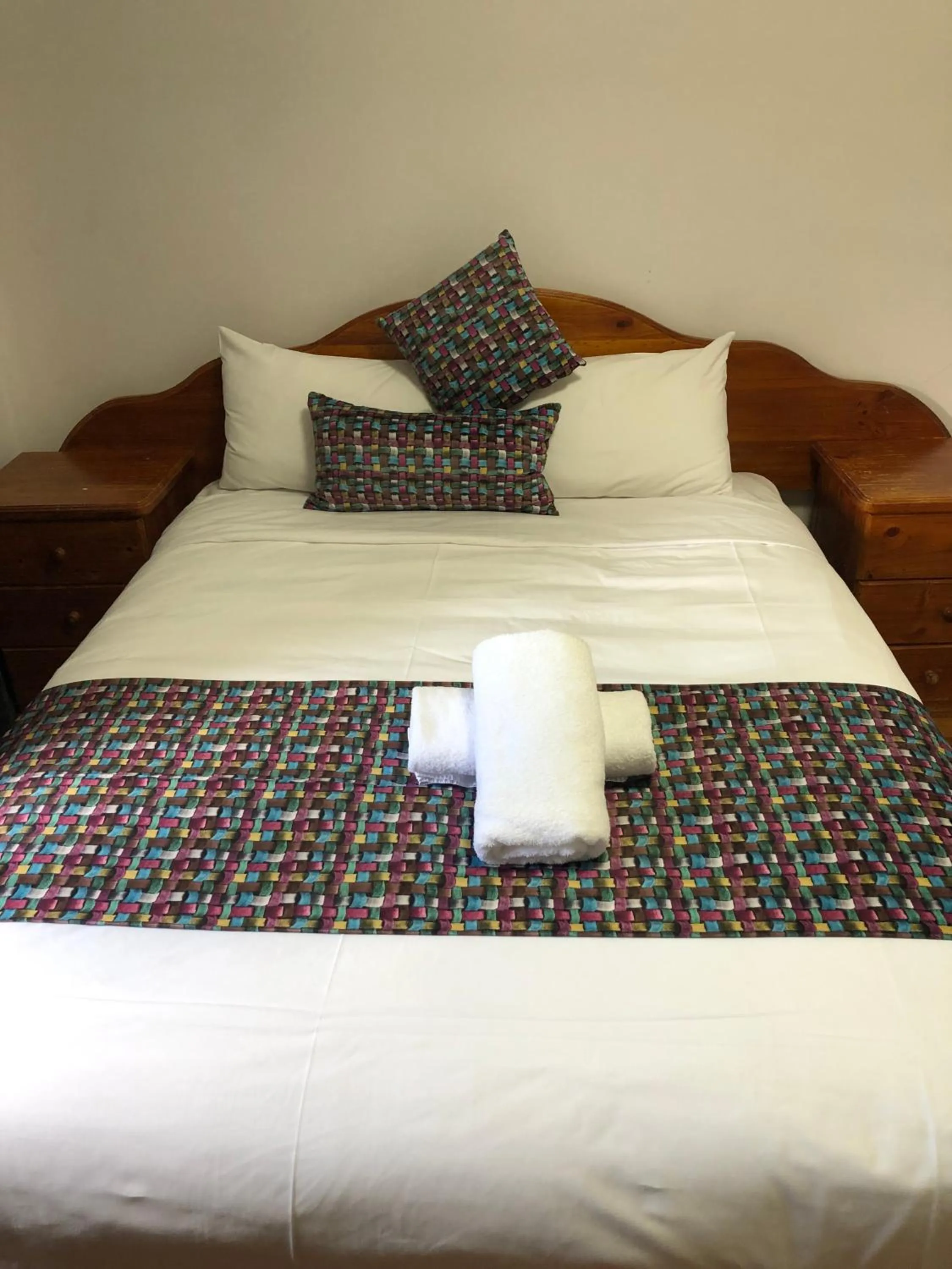 Bed in Parkside Inn Motel