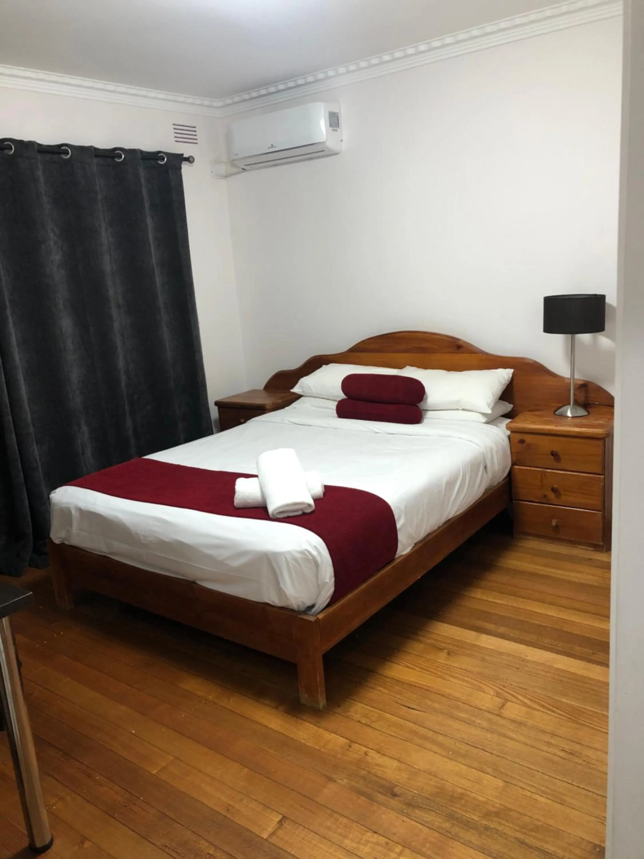 Bed in Parkside Inn Motel